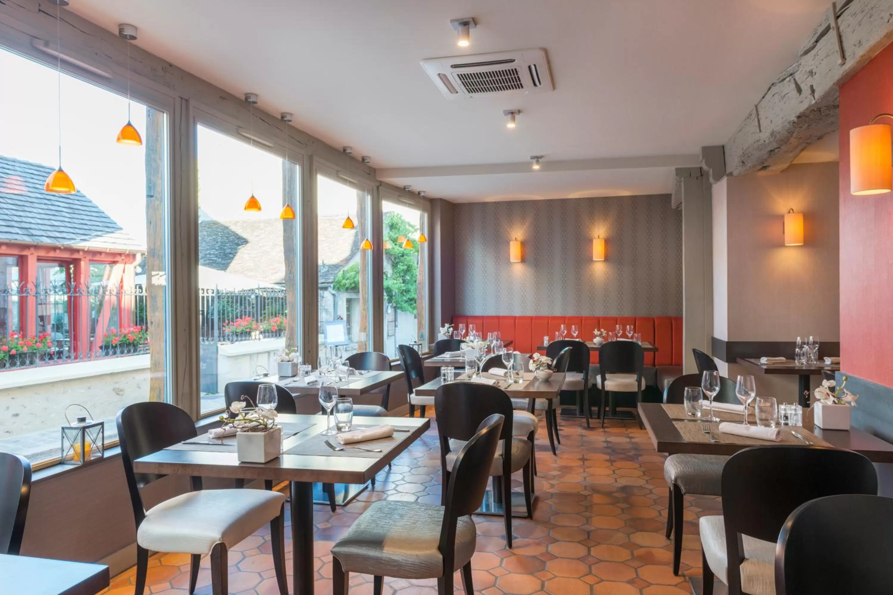 Restaurant/places to eat in Hôtel Aux Vieux Remparts