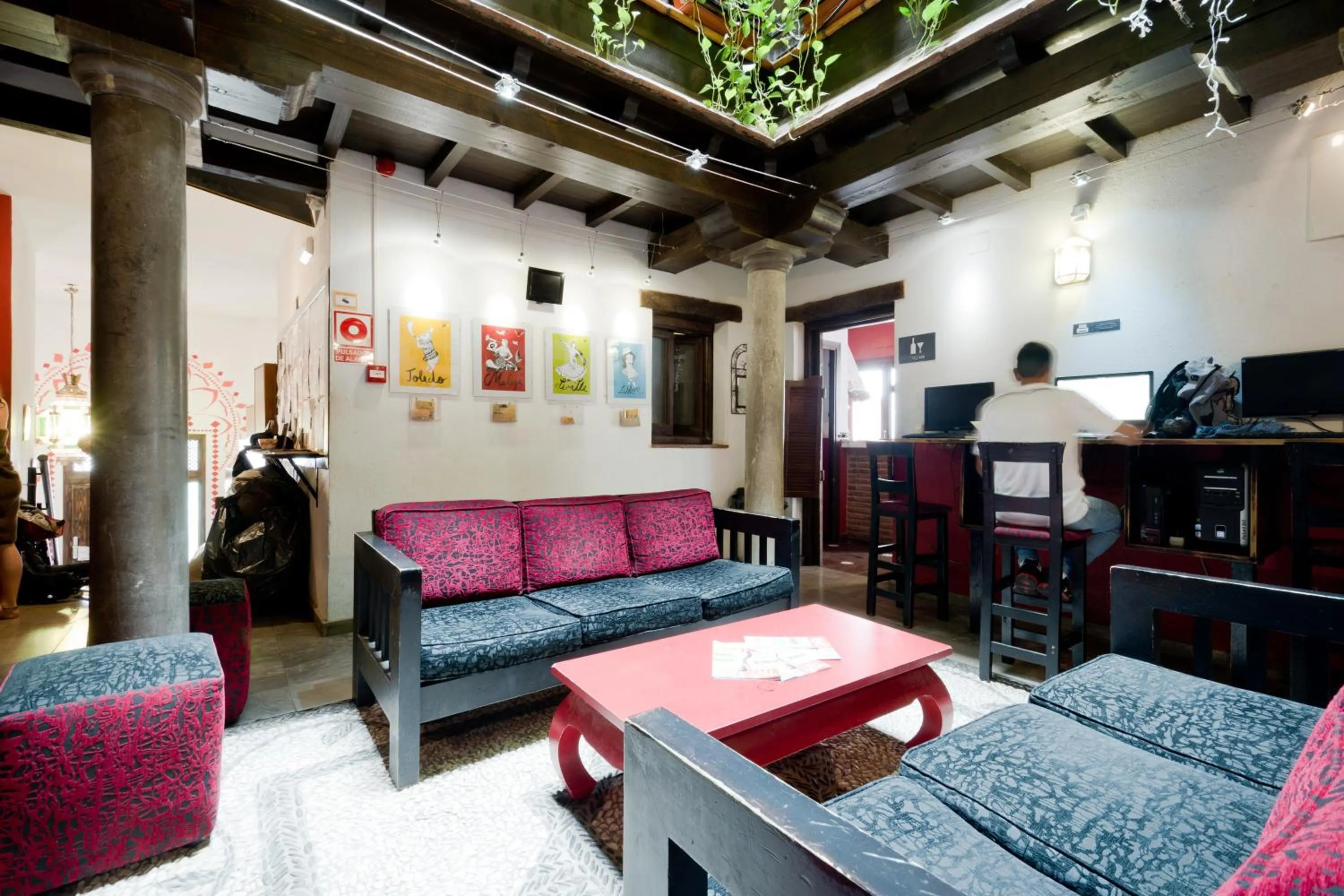 Business facilities in Oasis Backpackers' Hostel Granada
