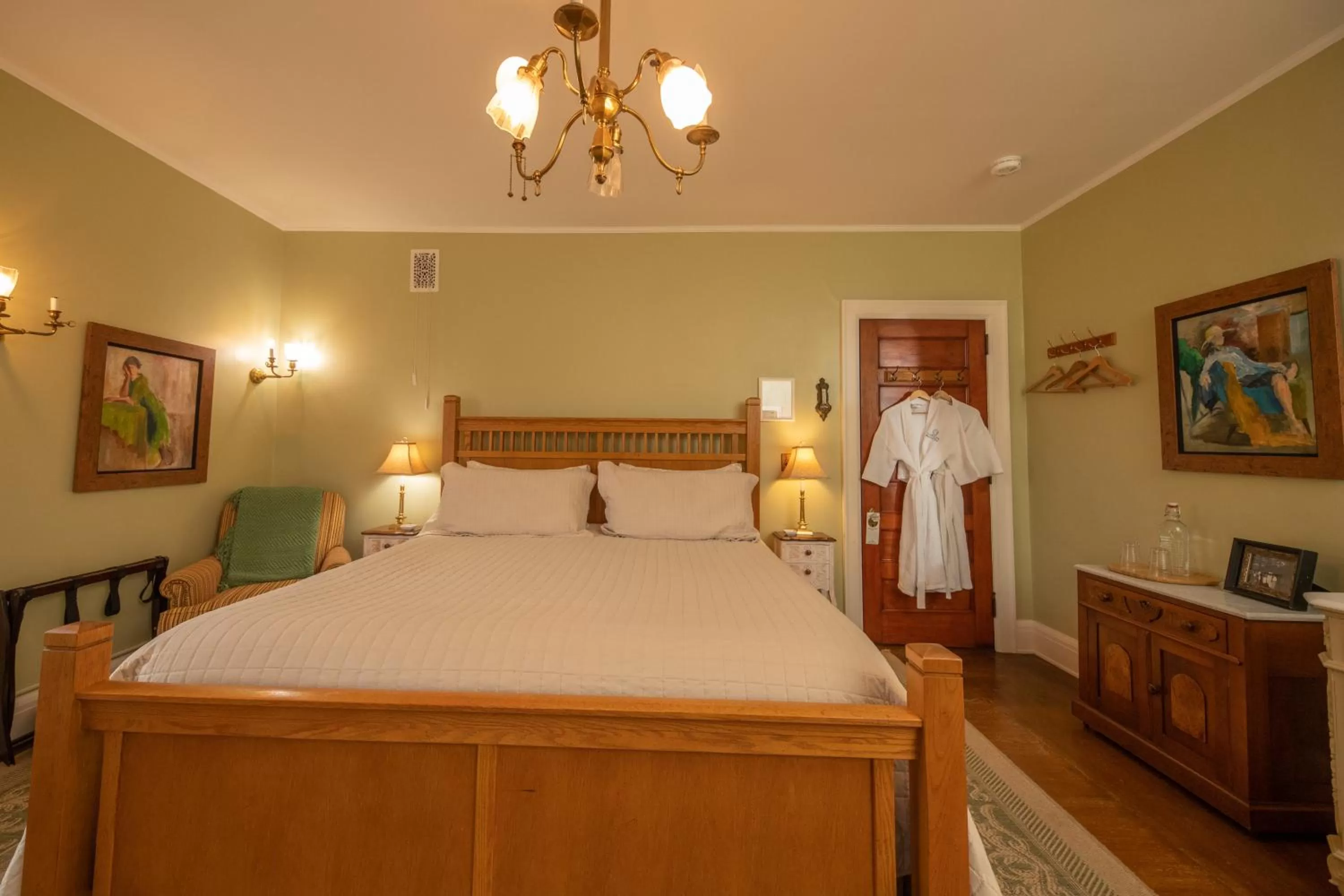 Bedroom, Bed in Cartier Mansion