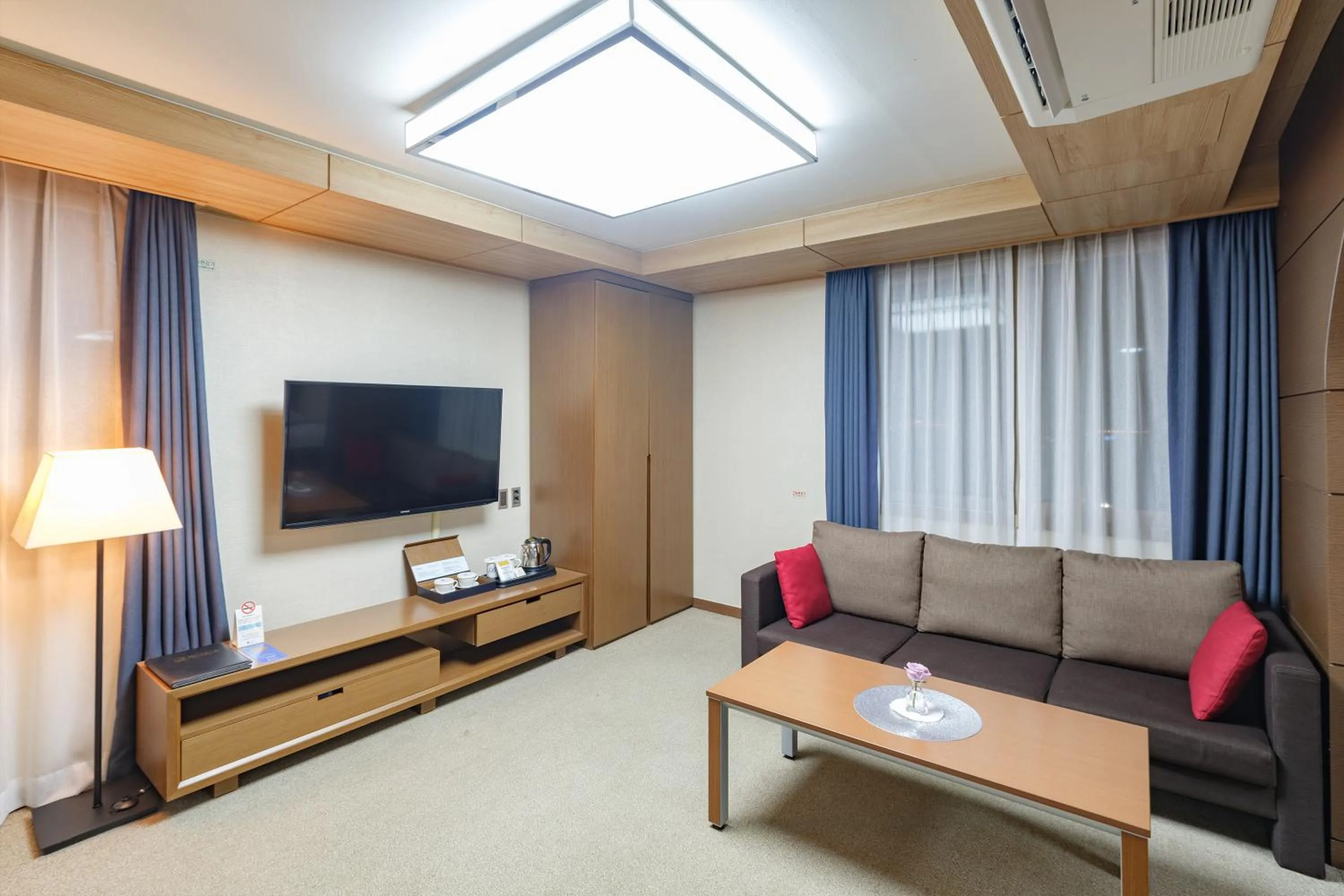 Photo of the whole room in Benikea Hotel Jeju