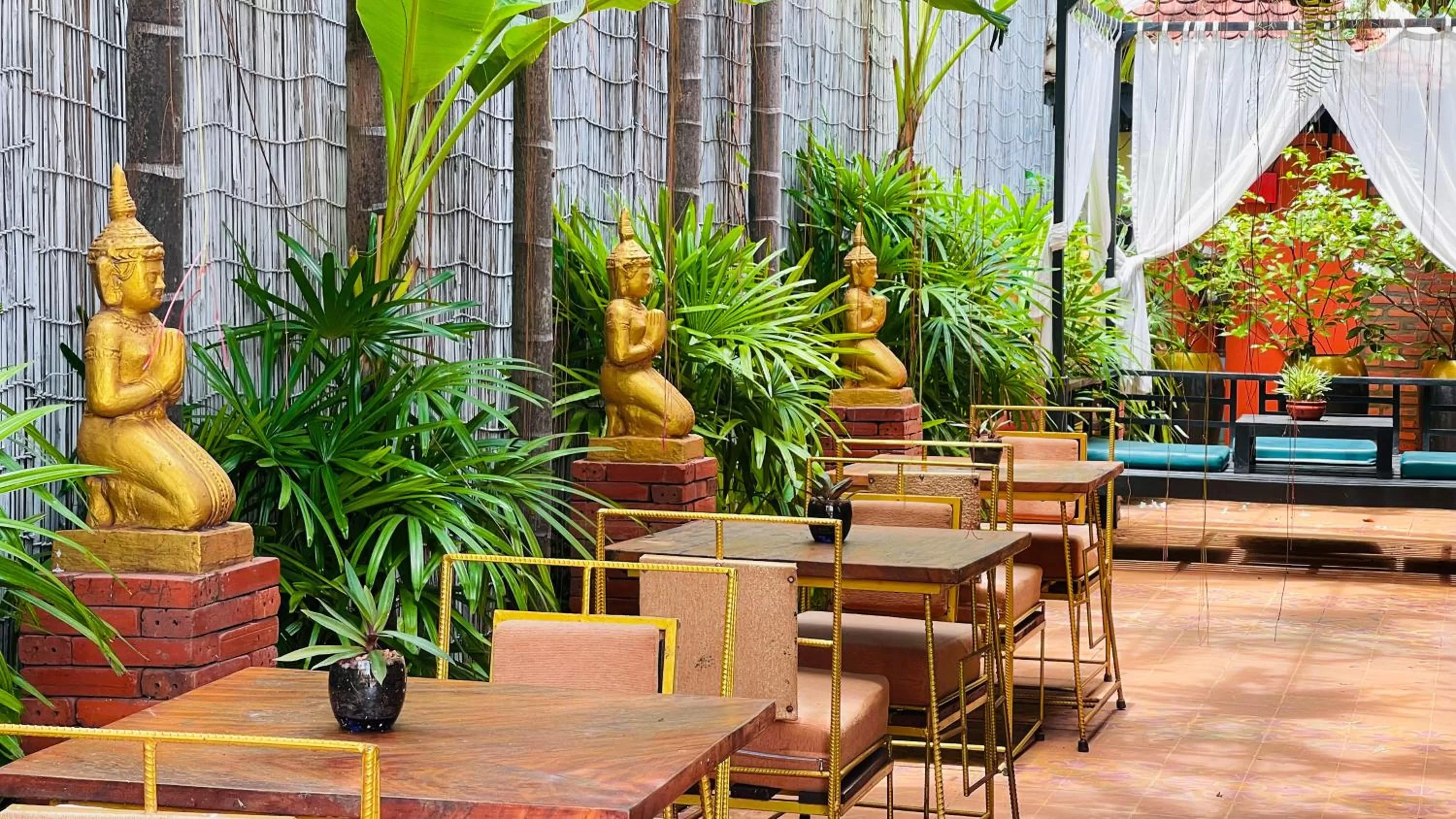 Restaurant/places to eat in Residence Indochine Suite