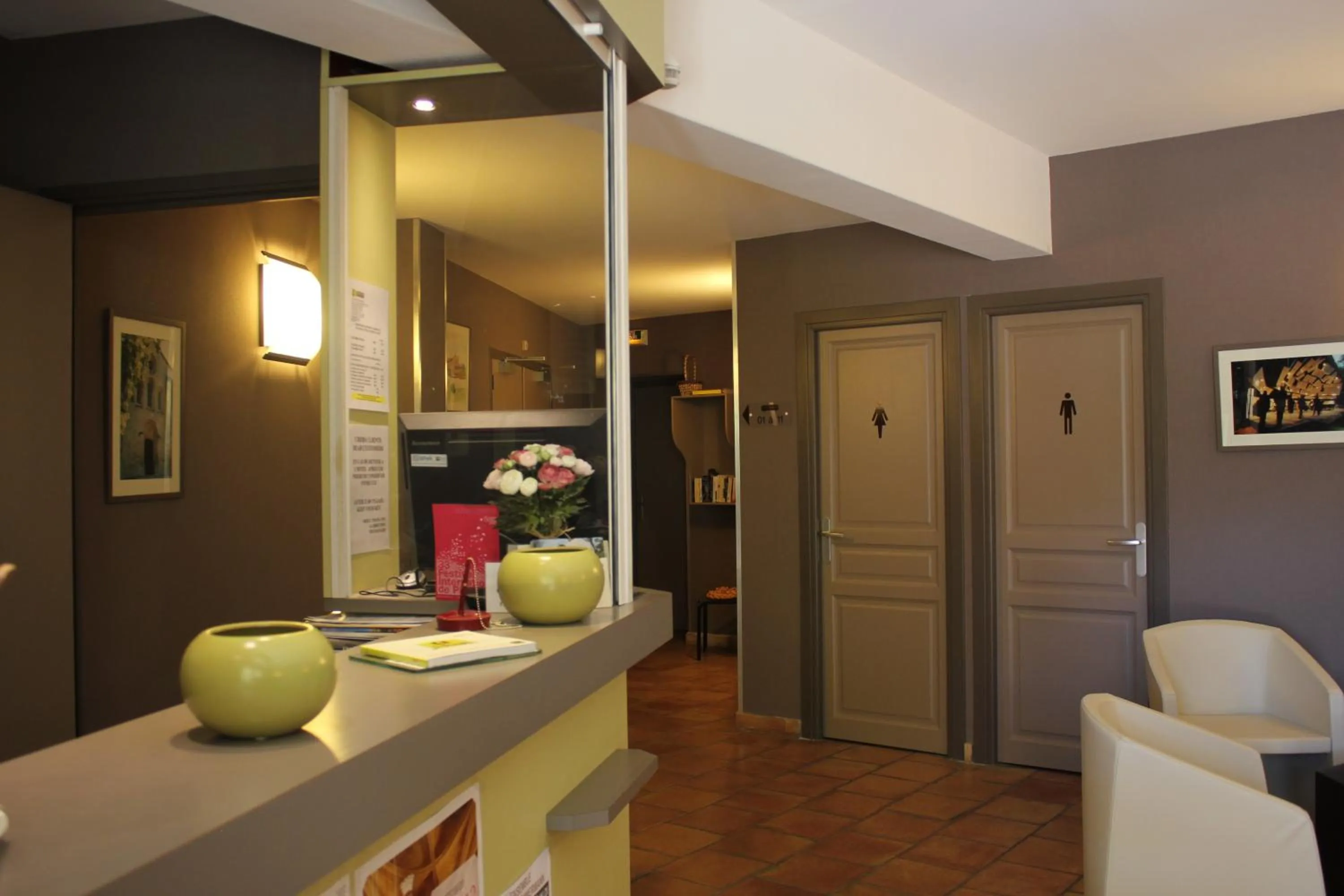 Lobby or reception in Logis Hôtel Le Mas De Jossyl