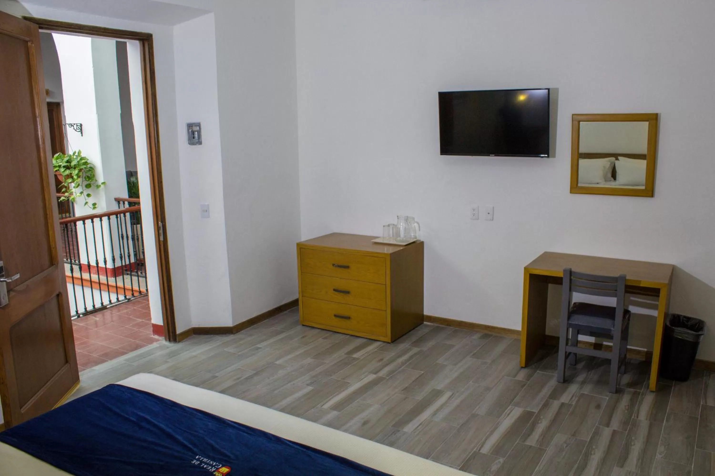 Inner courtyard view, Bed in Hotel Real de Castilla Colonial