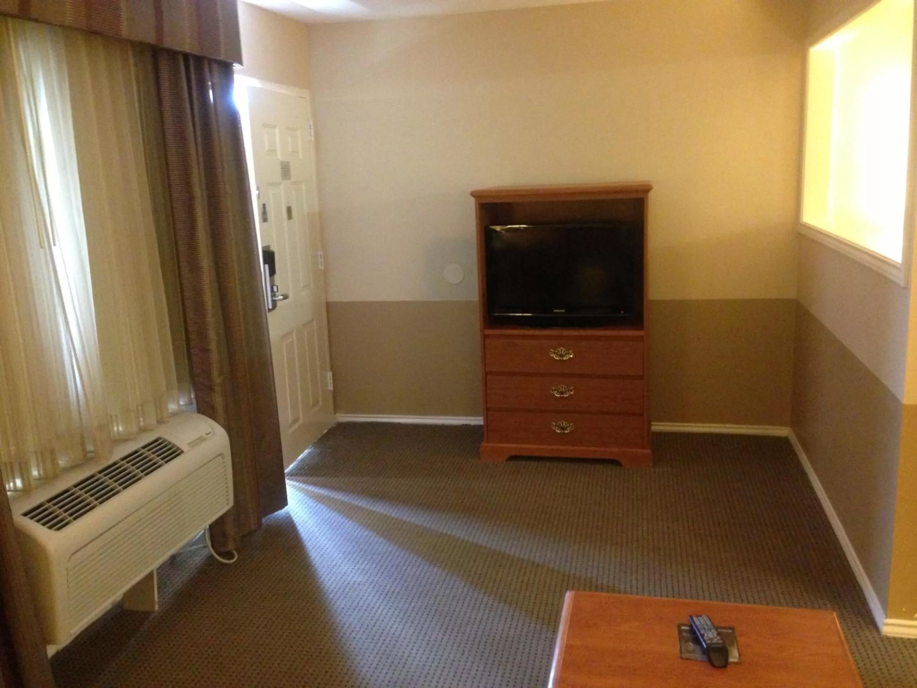 TV and multimedia, Bed in Americas Best Value Inn & Suites Sonora