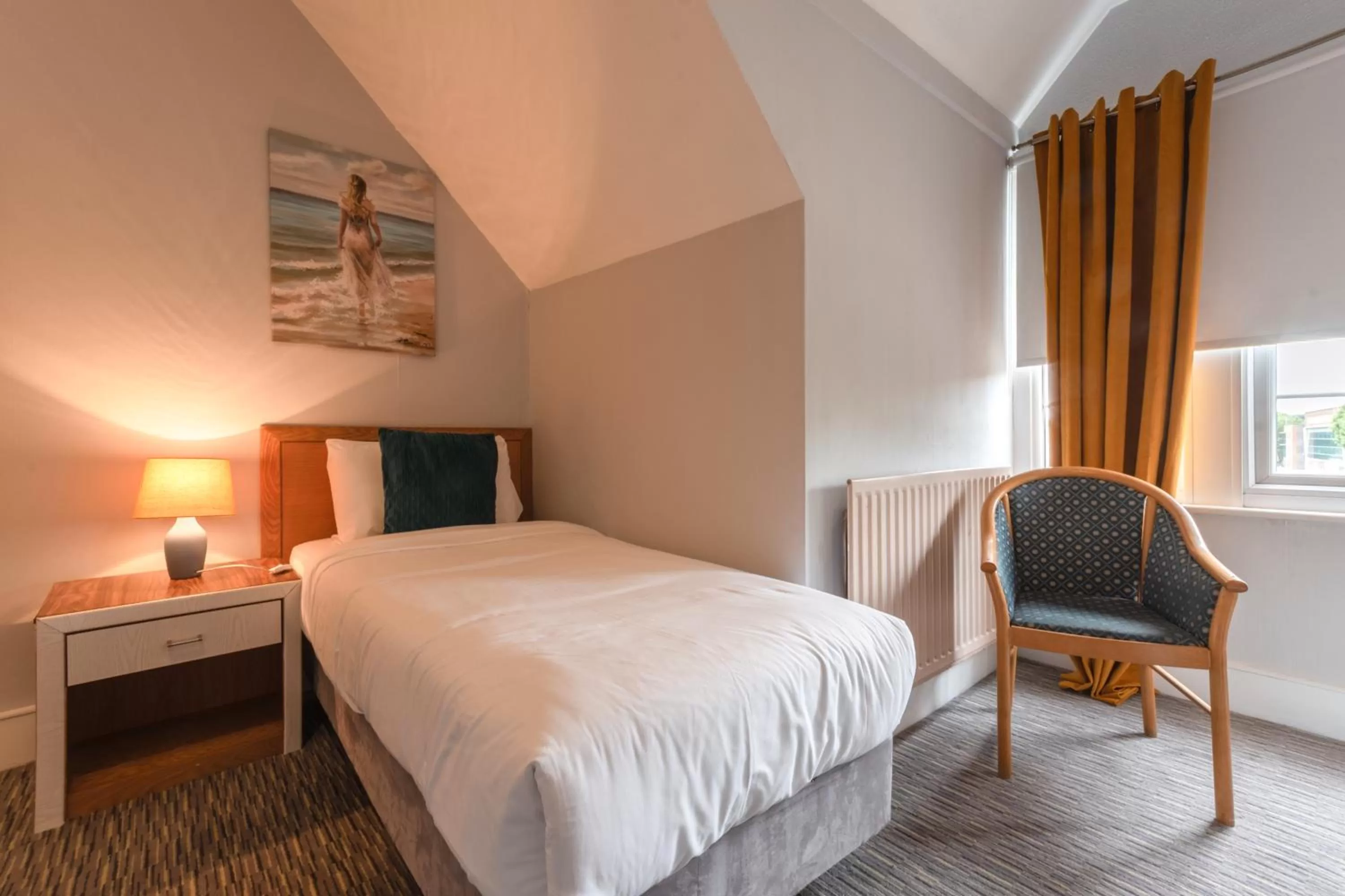 Photo of the whole room, Bed in Plough Hotel