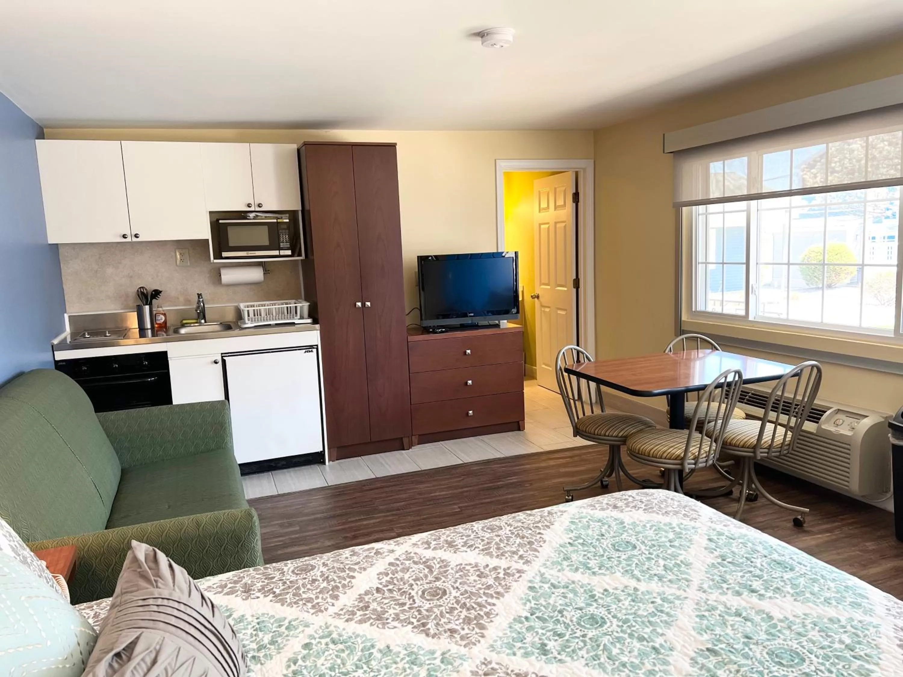 Kitchen or kitchenette in Scarborough Beach Motel