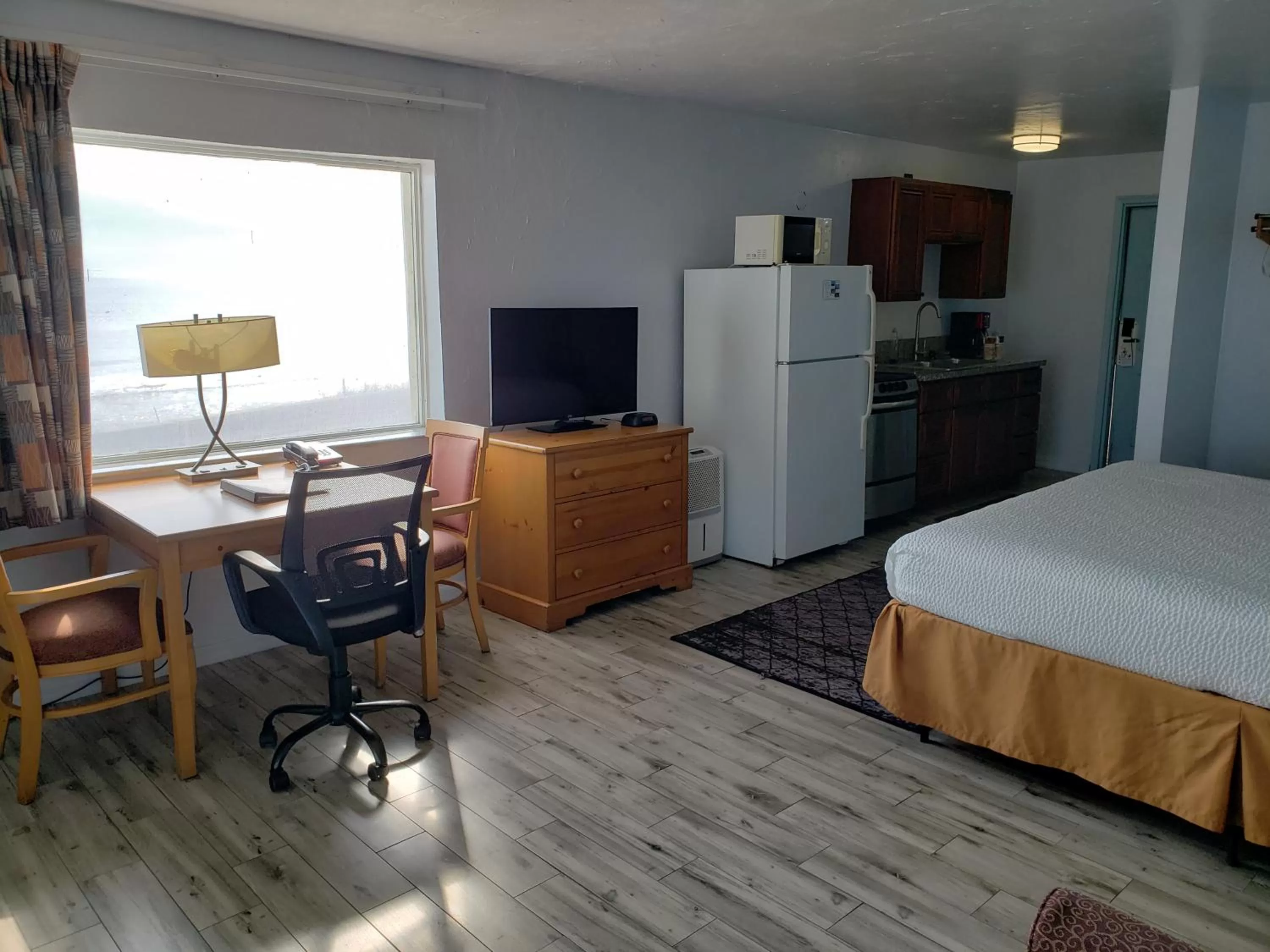 TV and multimedia, Bed in Topaz Motel - Flagler Beach