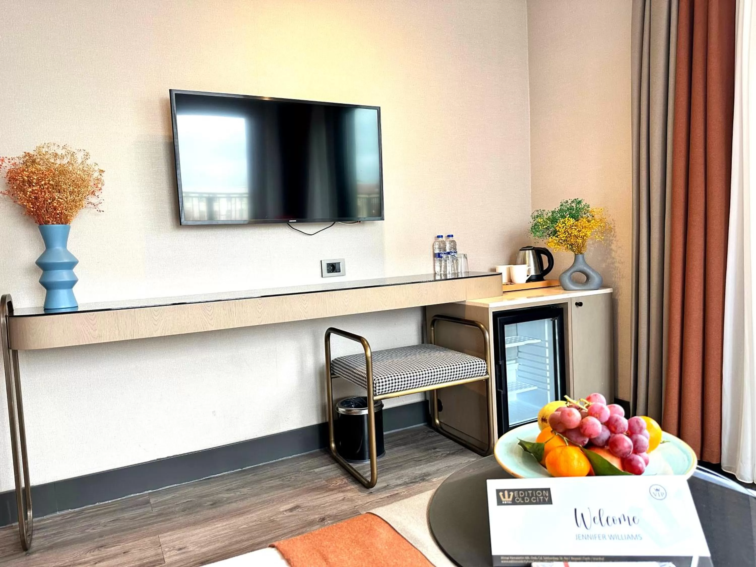 Photo of the whole room in Edition Old City Hotel