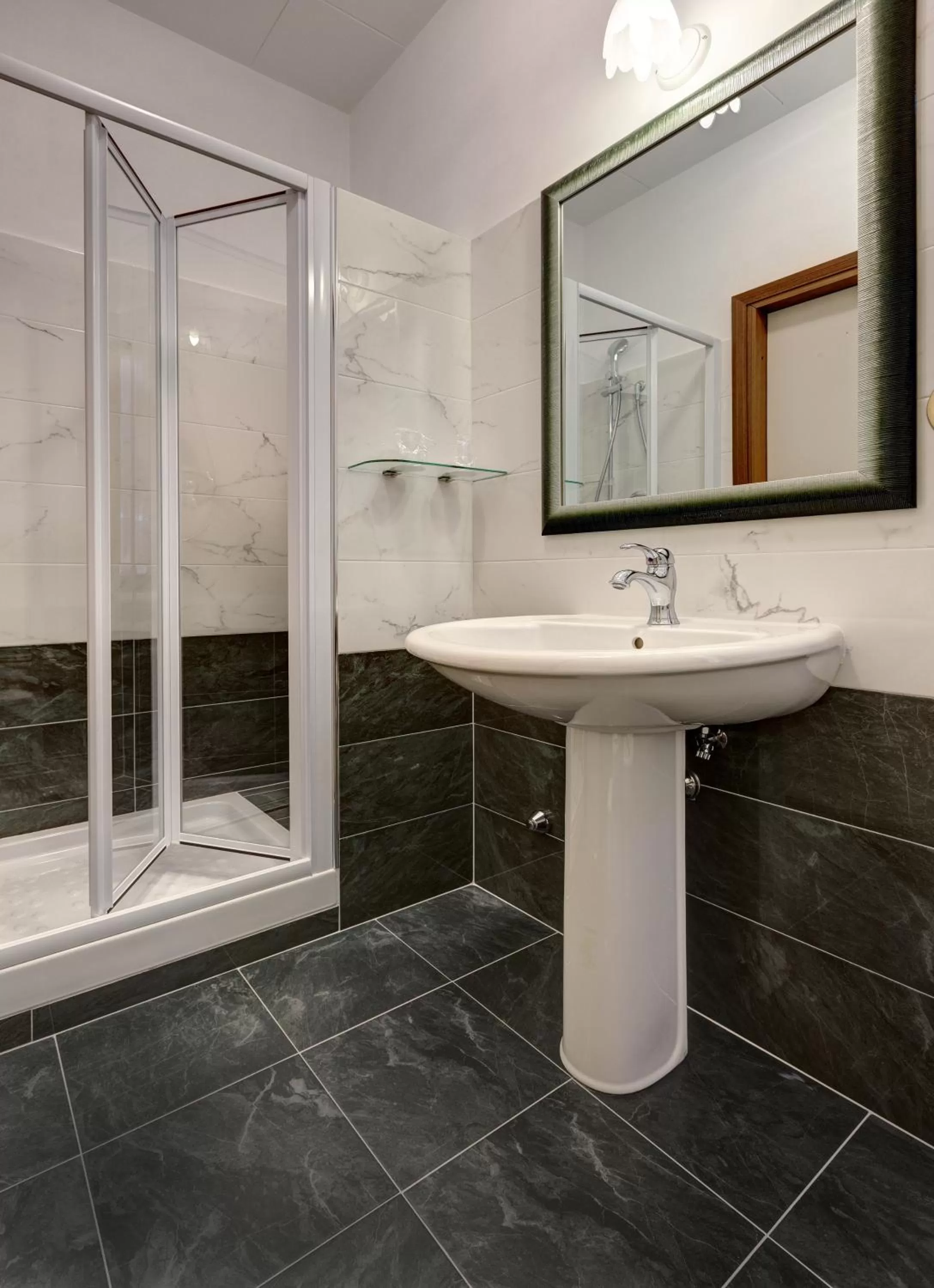 Shower in Hotel Residenza In Farnese