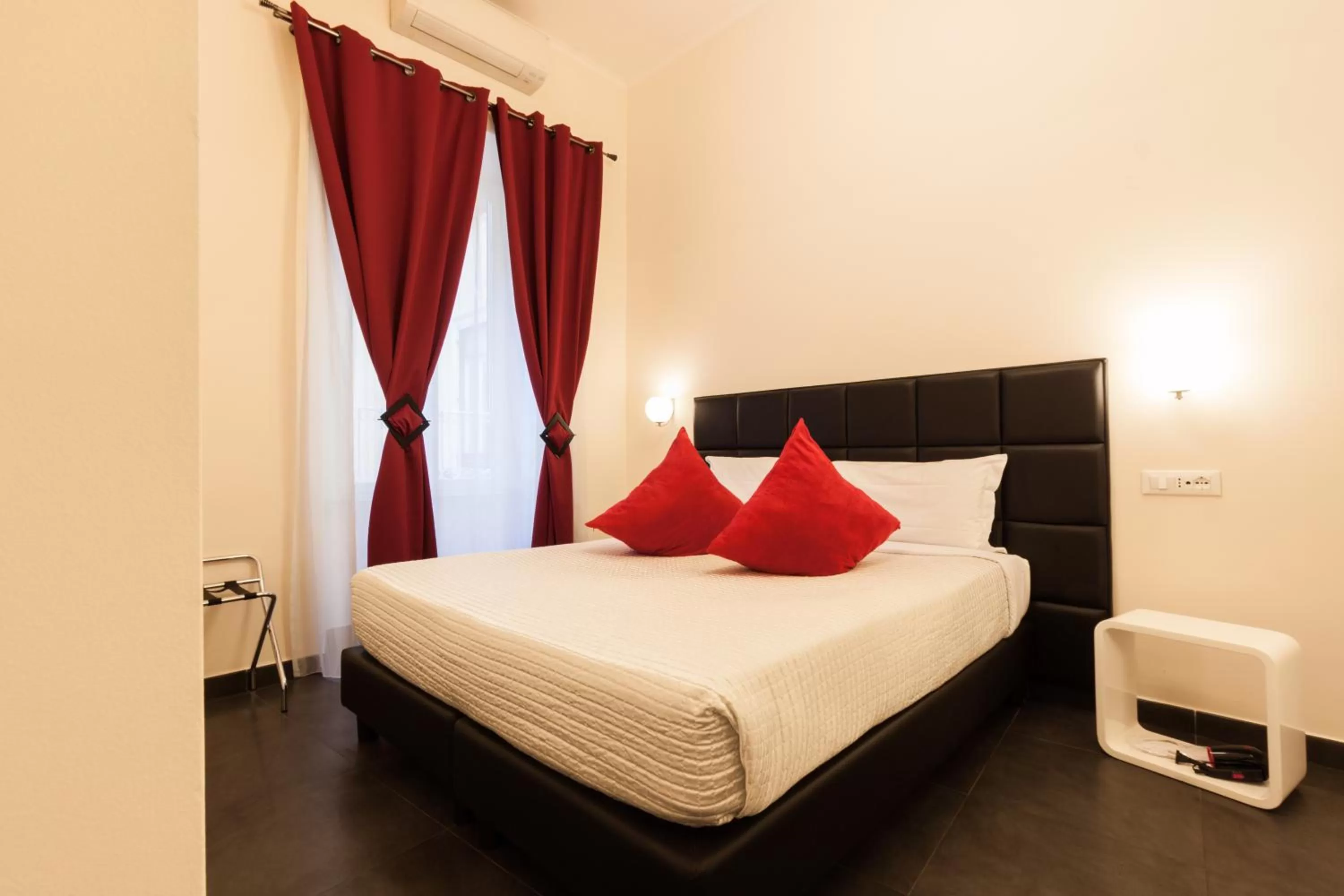 Photo of the whole room, Bed in Deko Rome