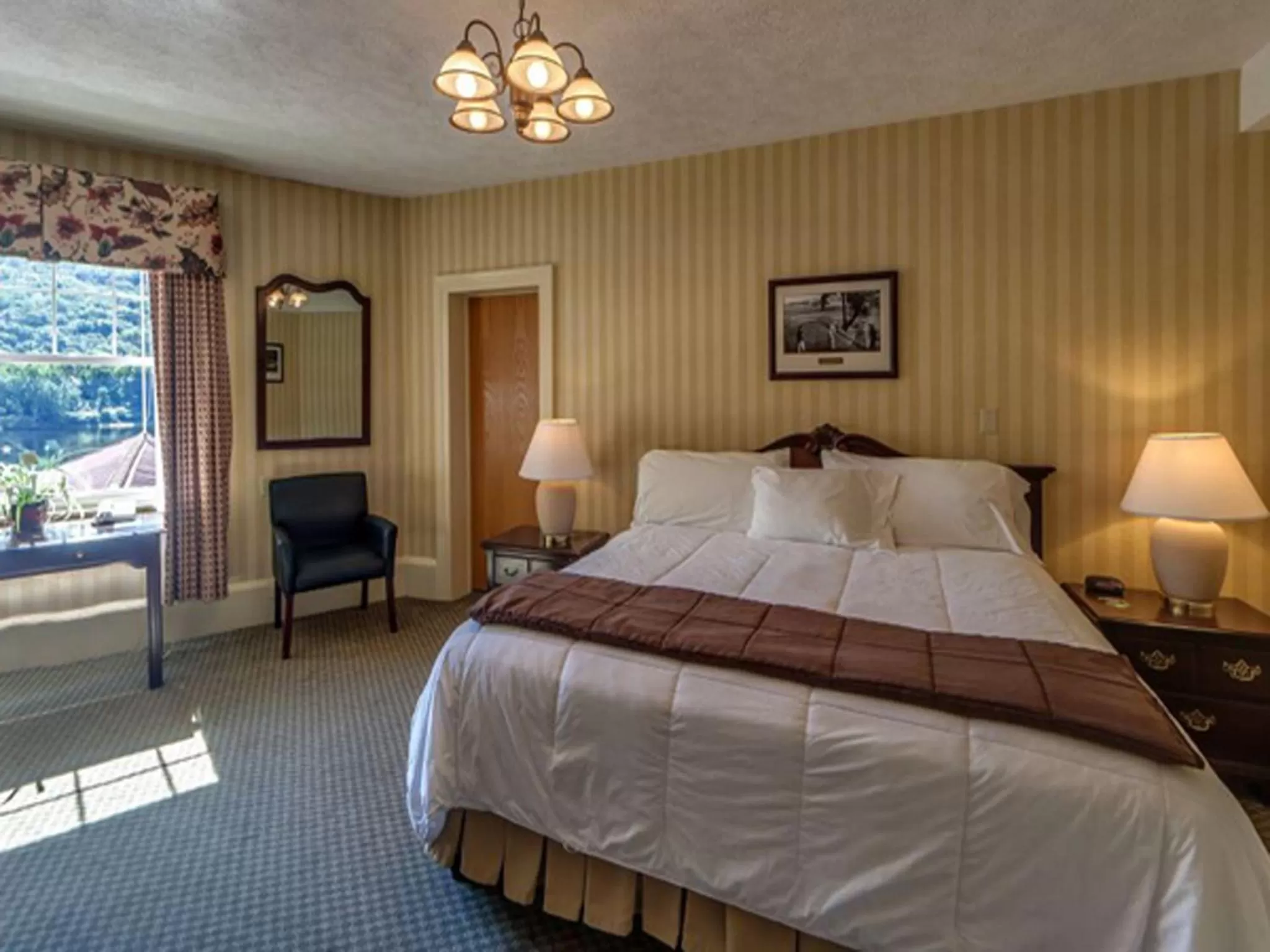 Photo of the whole room, Bed in Shawnee Inn and Golf Resort