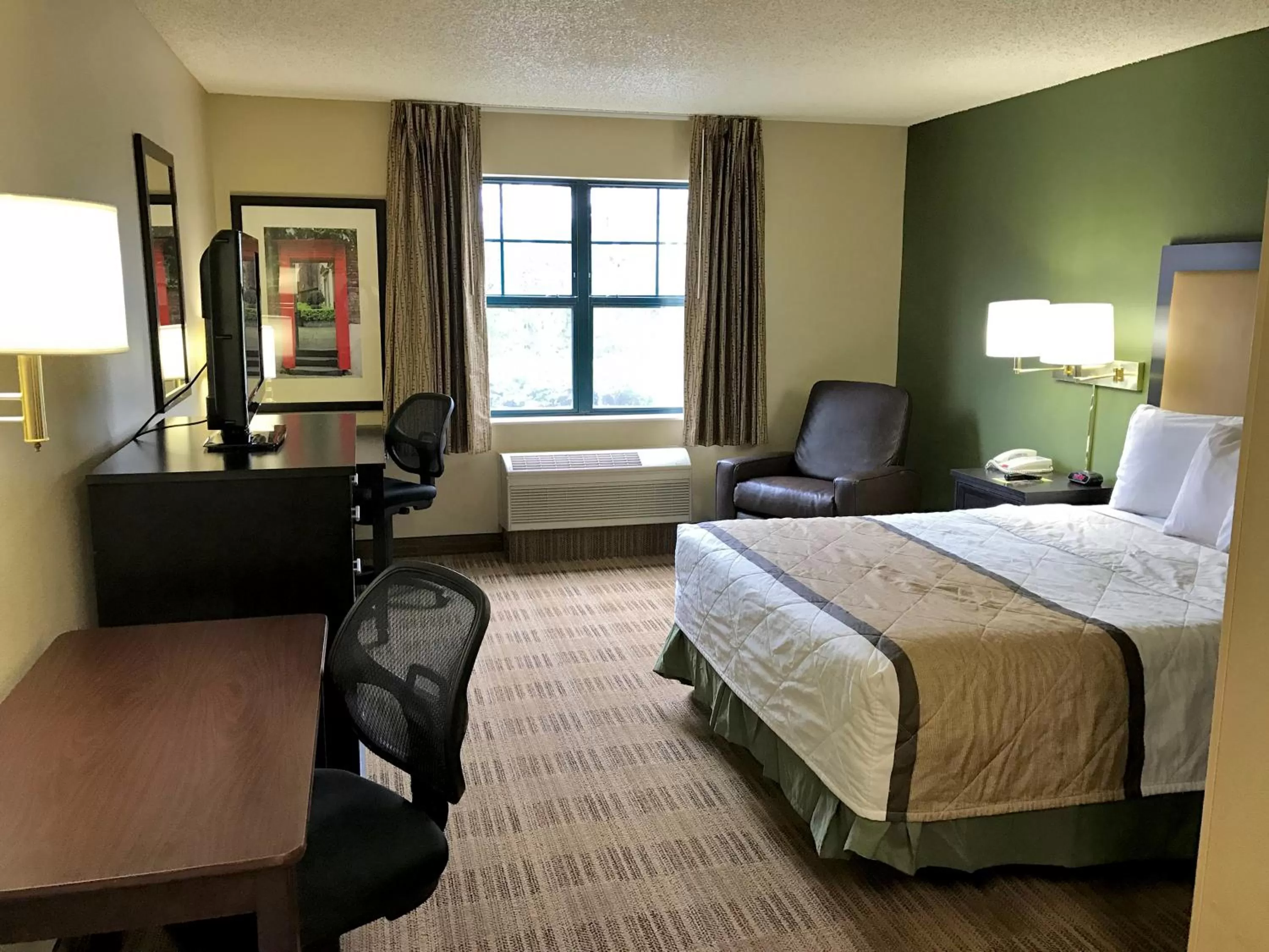 TV and multimedia, Bed in Extended Stay America Select Suites - Detroit - Farmington Hills