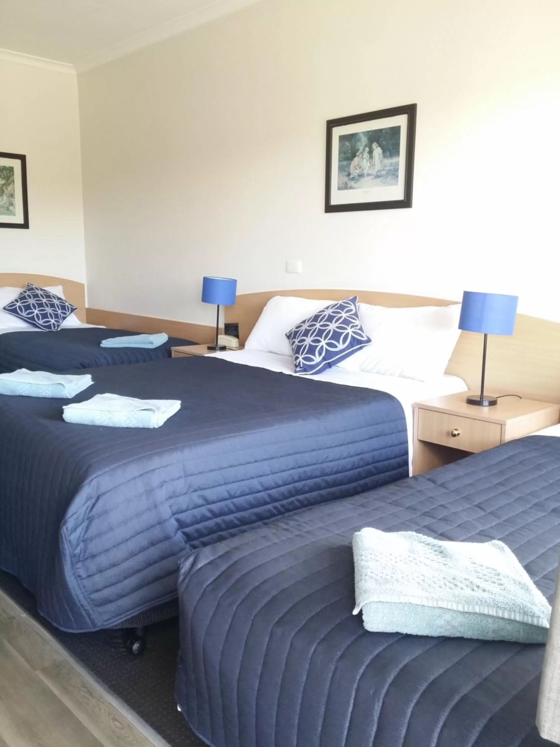 Photo of the whole room, Bed in White Manor Motel