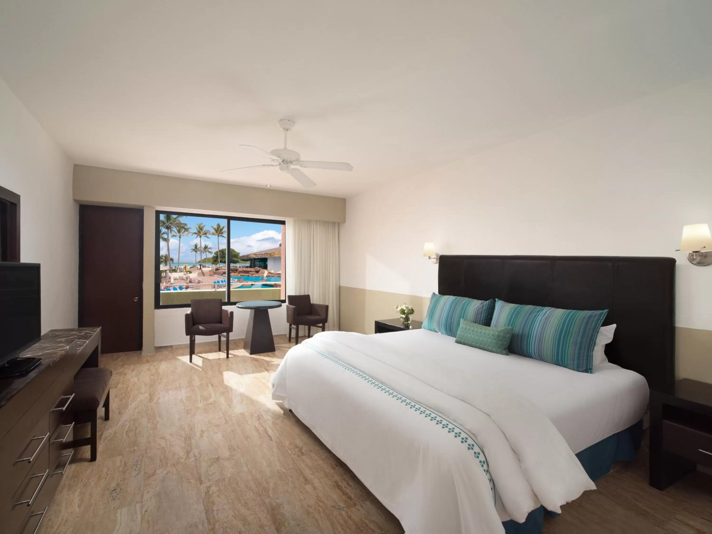 Photo of the whole room, Bed in El Cid Castilla Beach