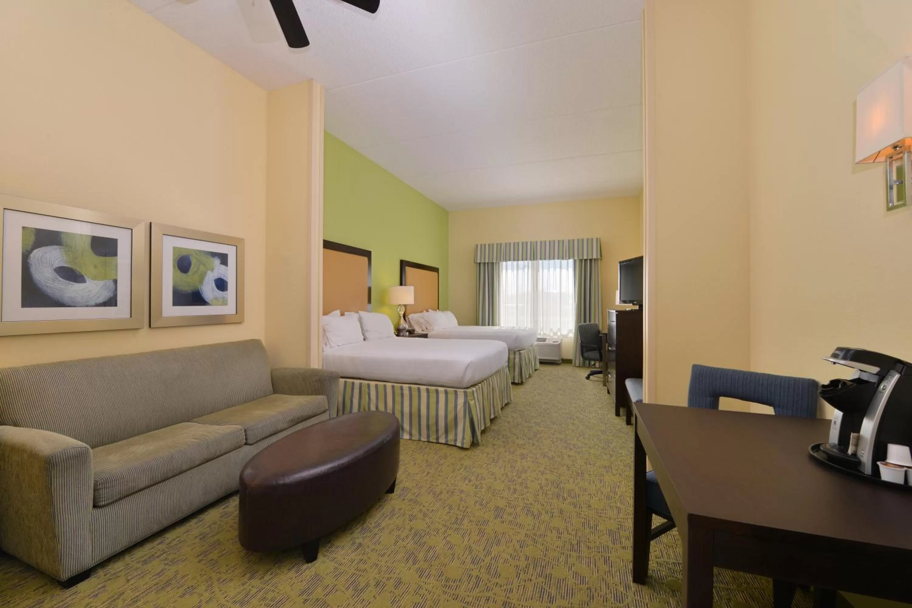 Photo of the whole room, Bed in Holiday Inn Express and Suites Dickson City by IHG