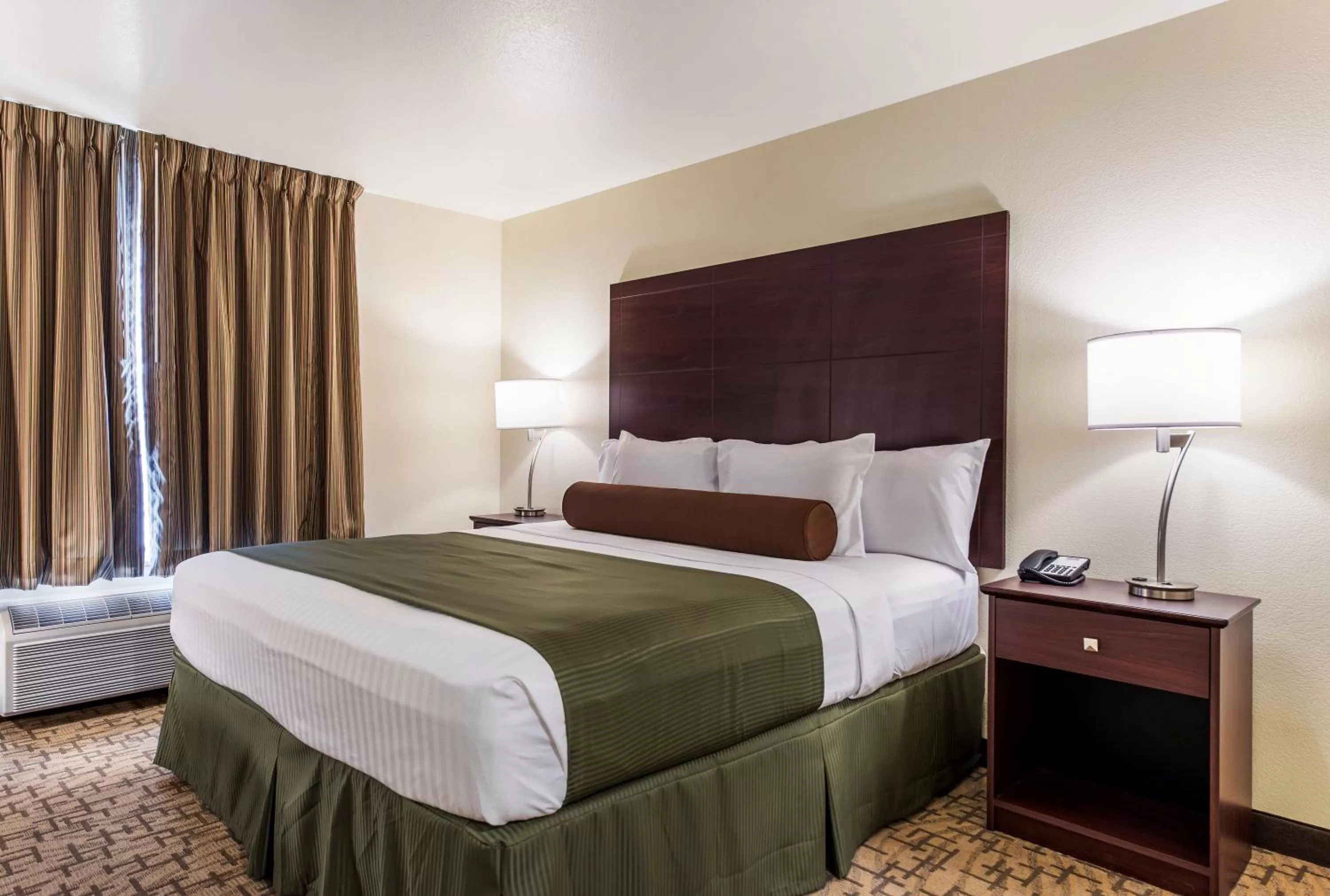 Bed in Cobblestone Hotel & Suites - Hutchinson