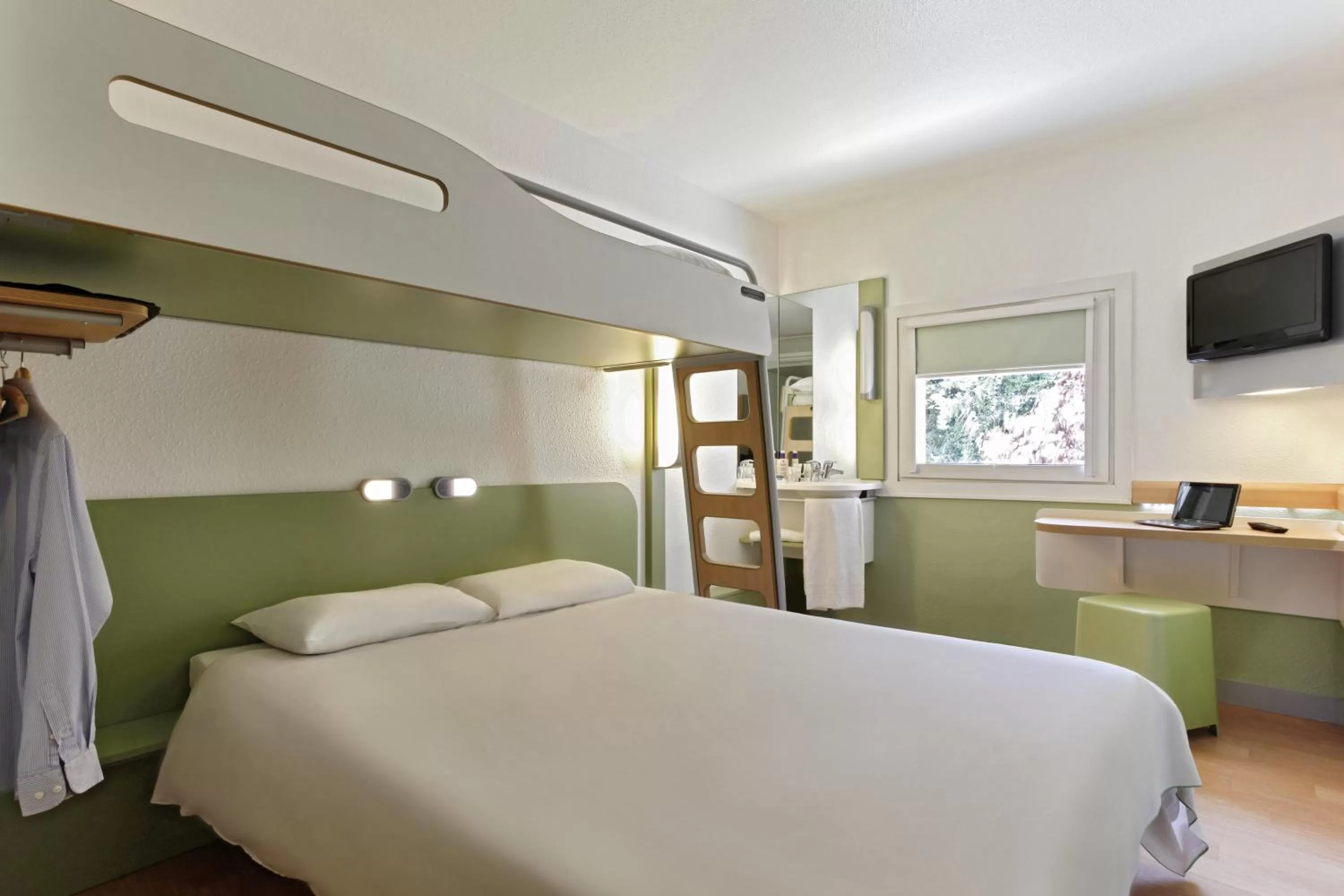 Bedroom in IBIS Budget Aix en Provence Est Le Canet