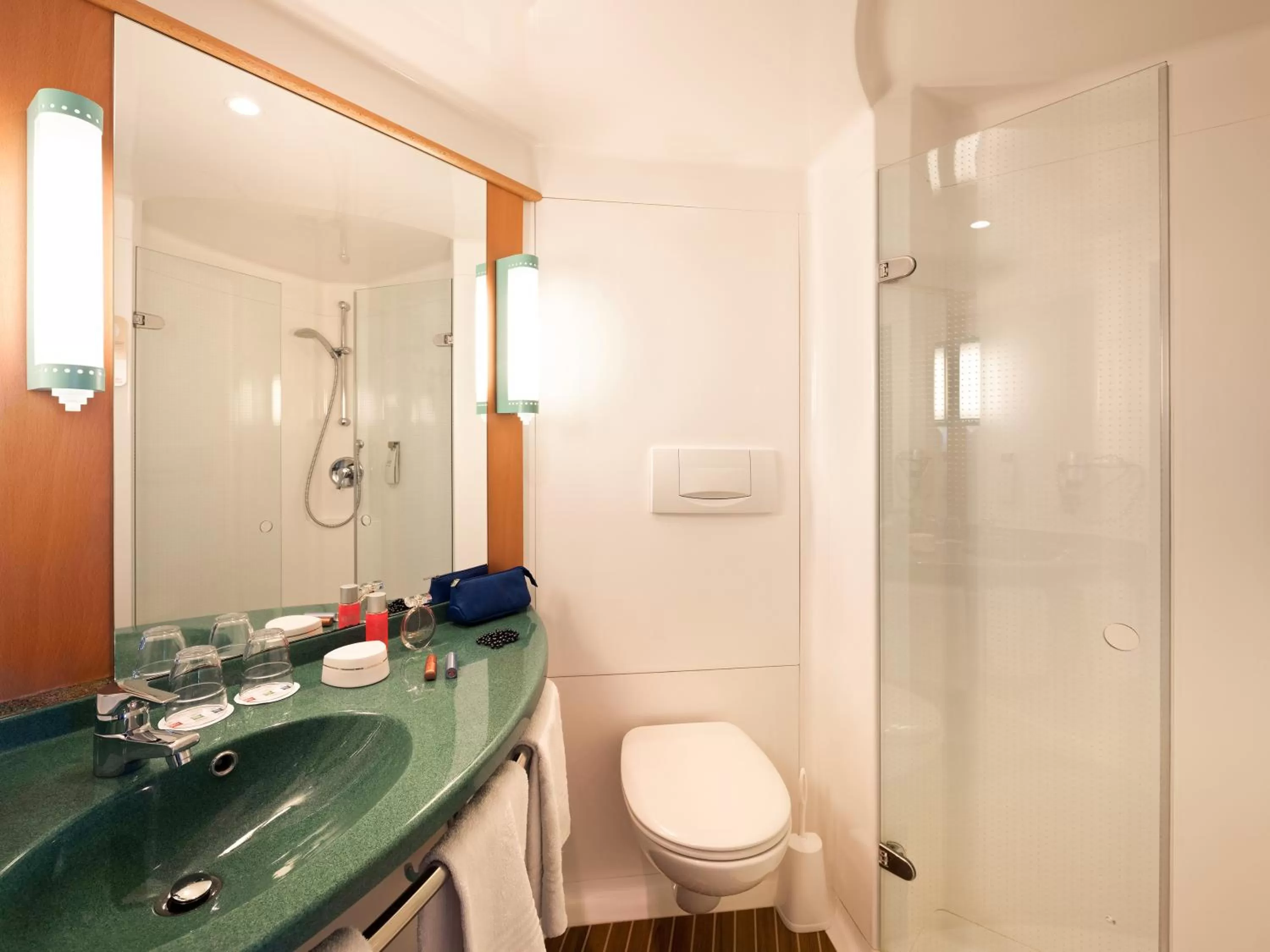 Toilet in ibis Hamburg Alsterring