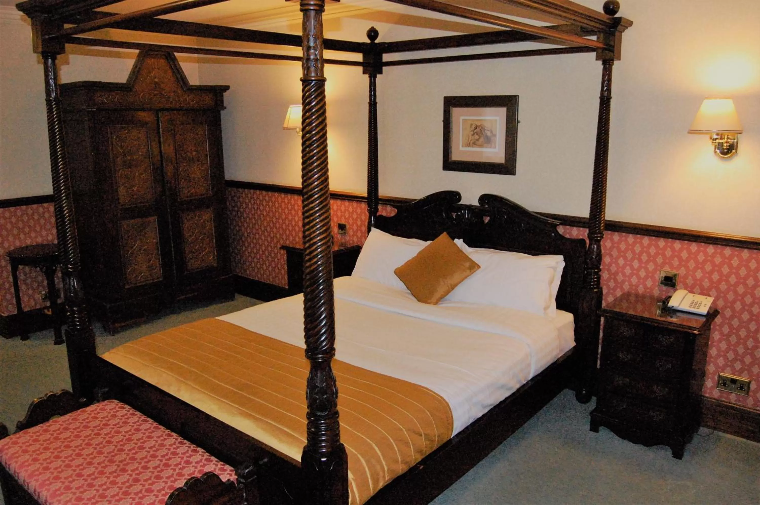 Bed in Millfields Hotel