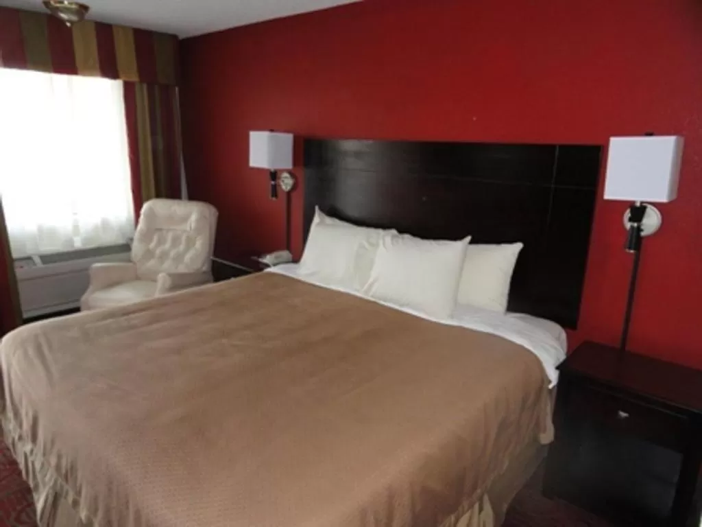 Bedroom, Bed in Sunset Inn