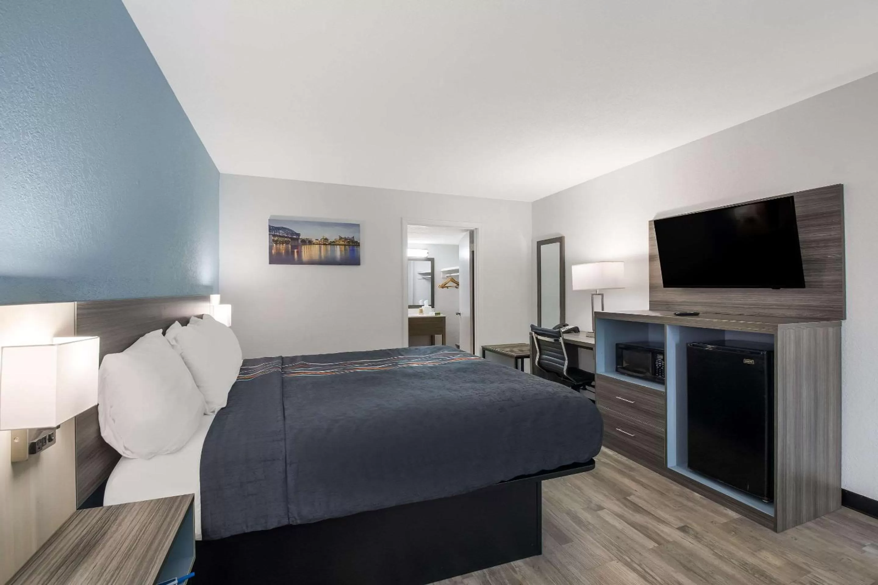 Bedroom, Bed in Rodeway Inn Cleveland TN I-75