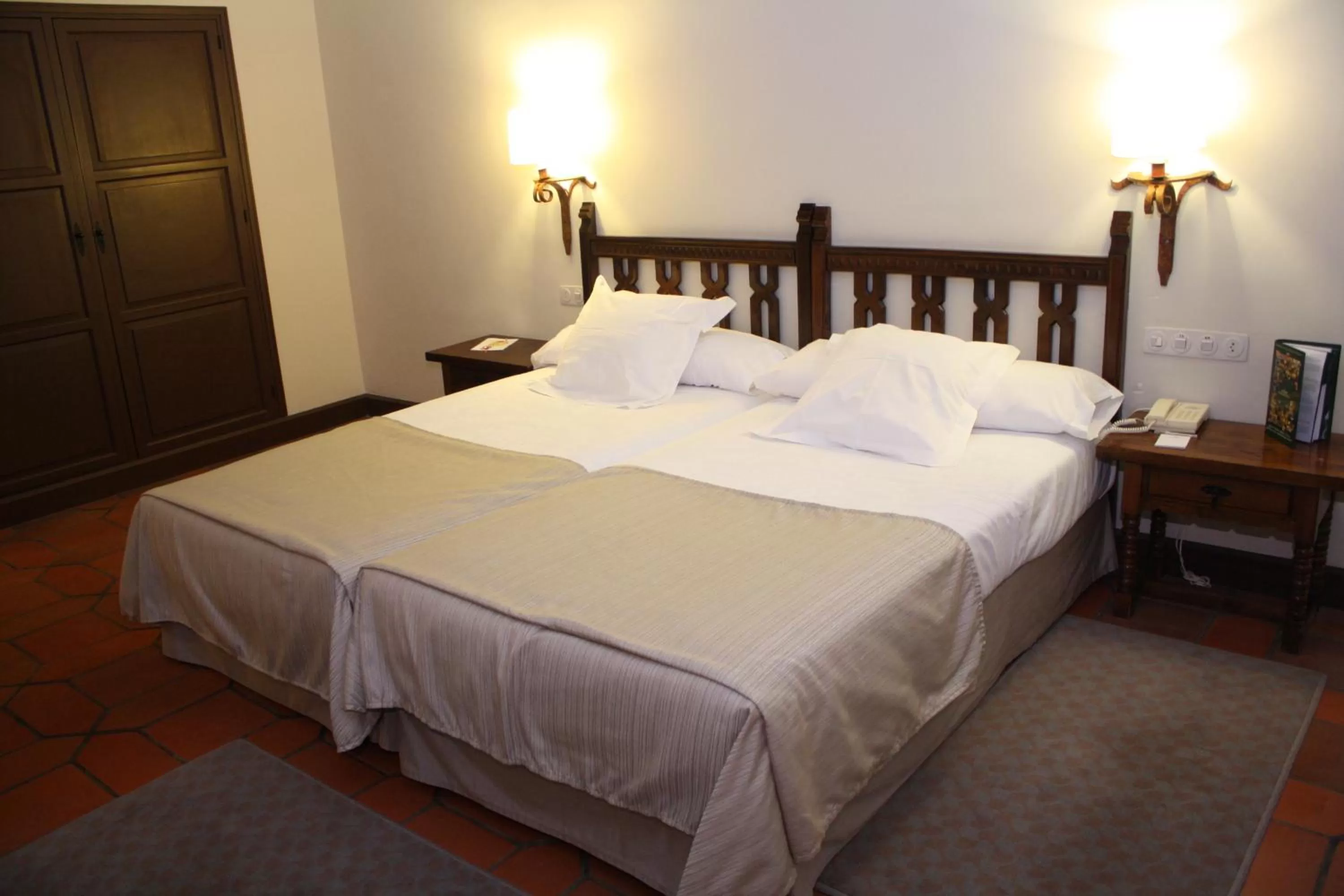 Photo of the whole room, Bed in Parador de Ávila