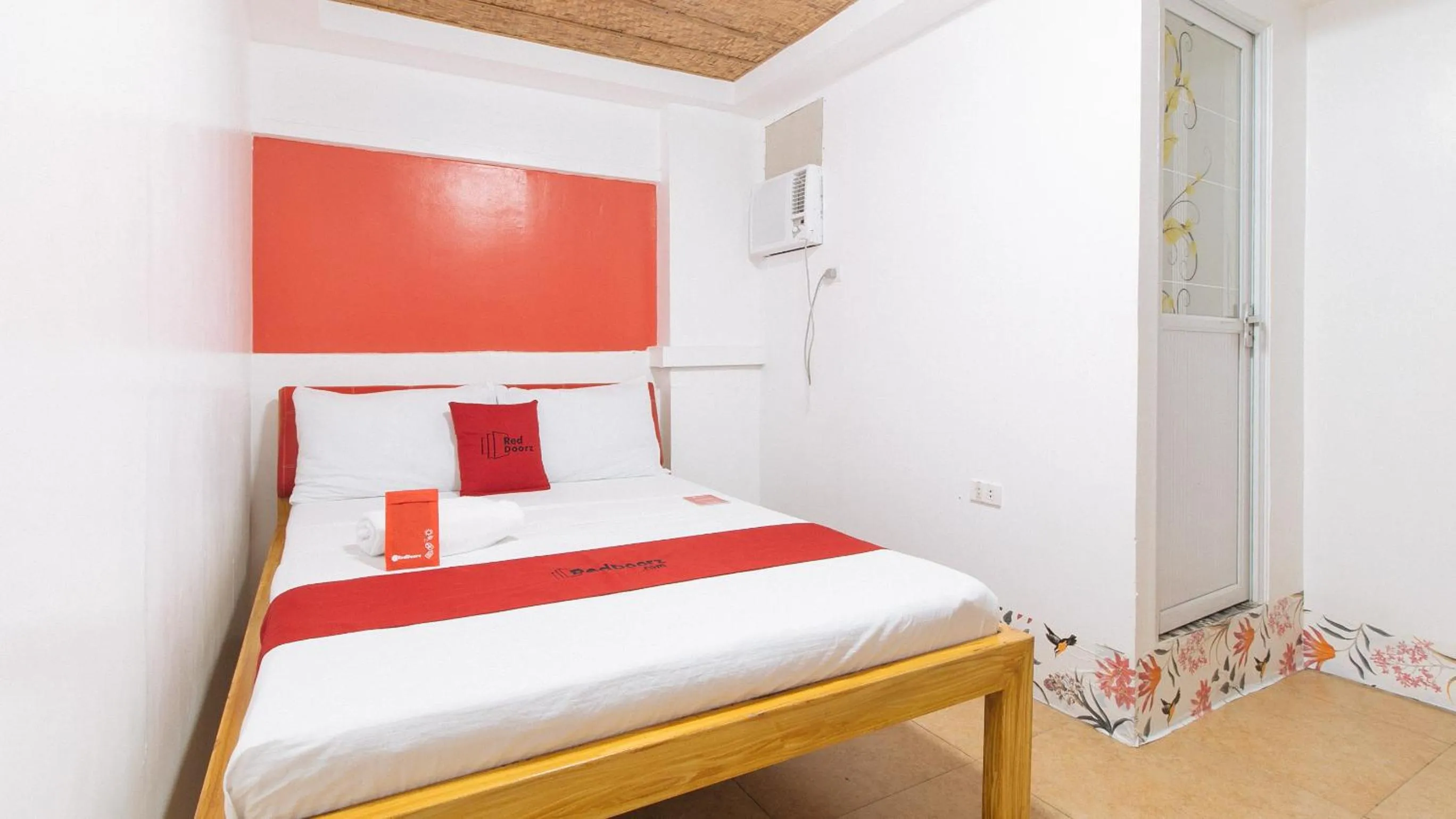 Photo of the whole room, Bed in RedDoorz at DBuilders Rooms Ph1 Taguig