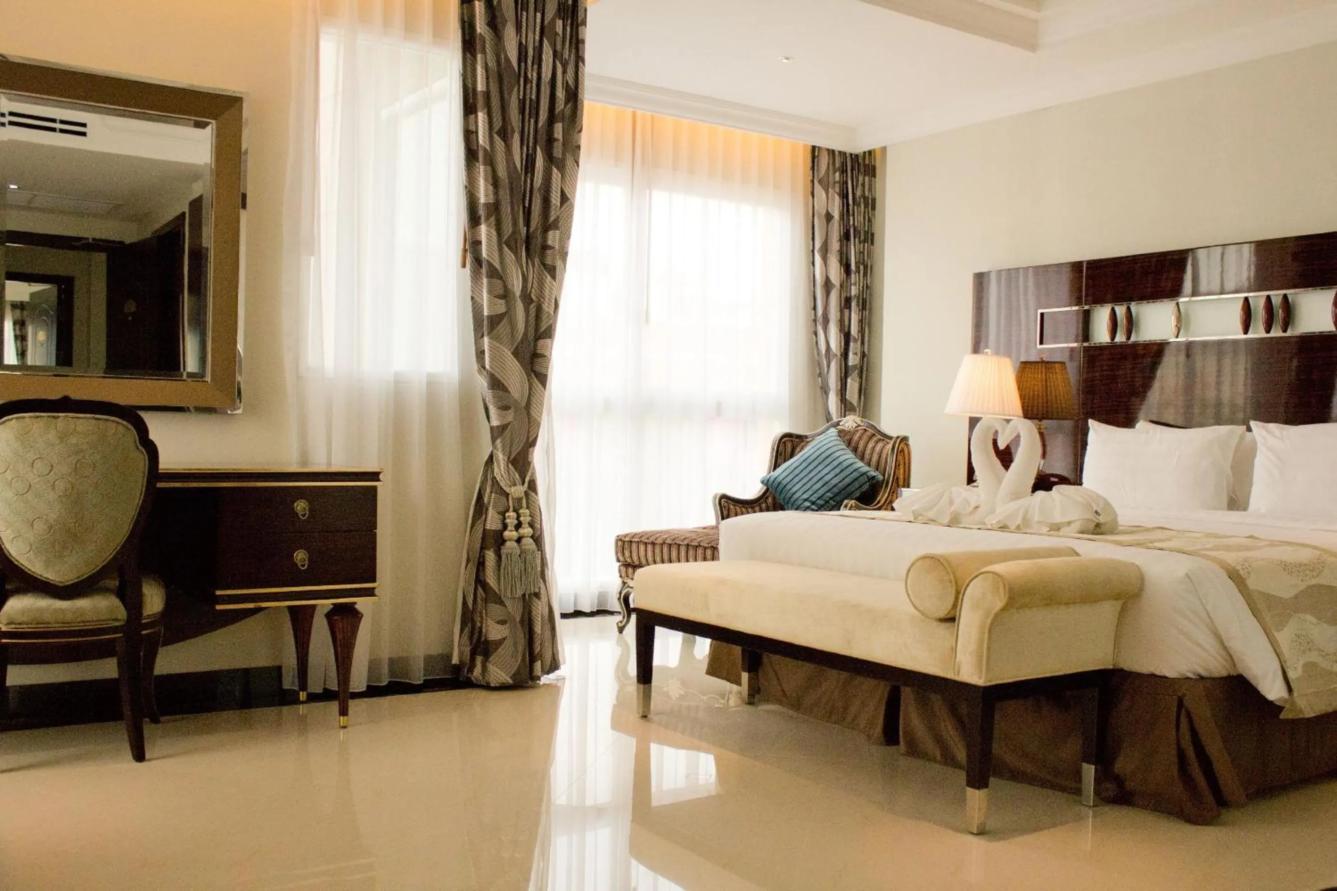 Photo of the whole room, Bed in LK Royal Wing