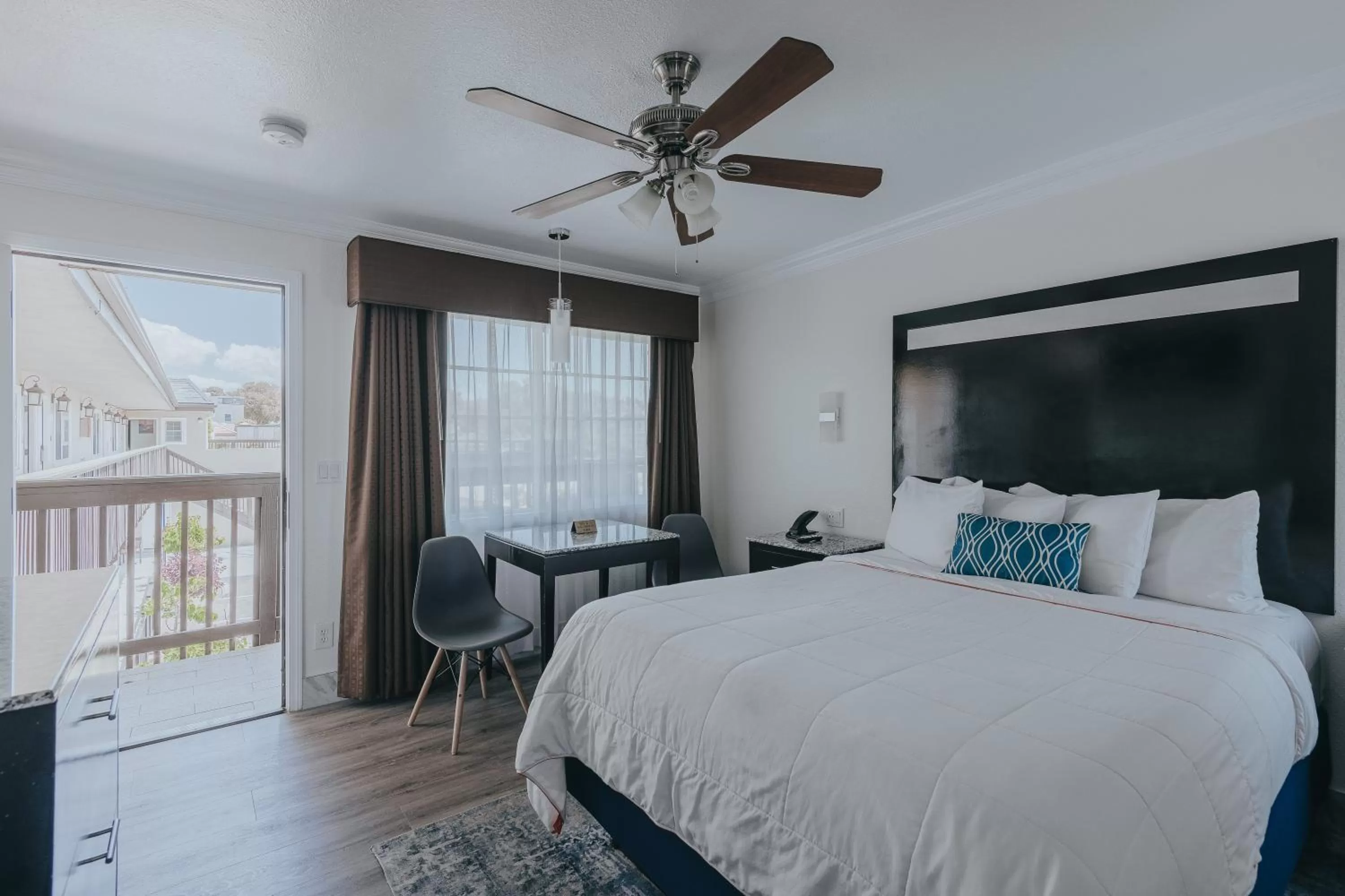 Photo of the whole room, Bed in Sea Air Inn & Suites - Downtown - Restaurant Row