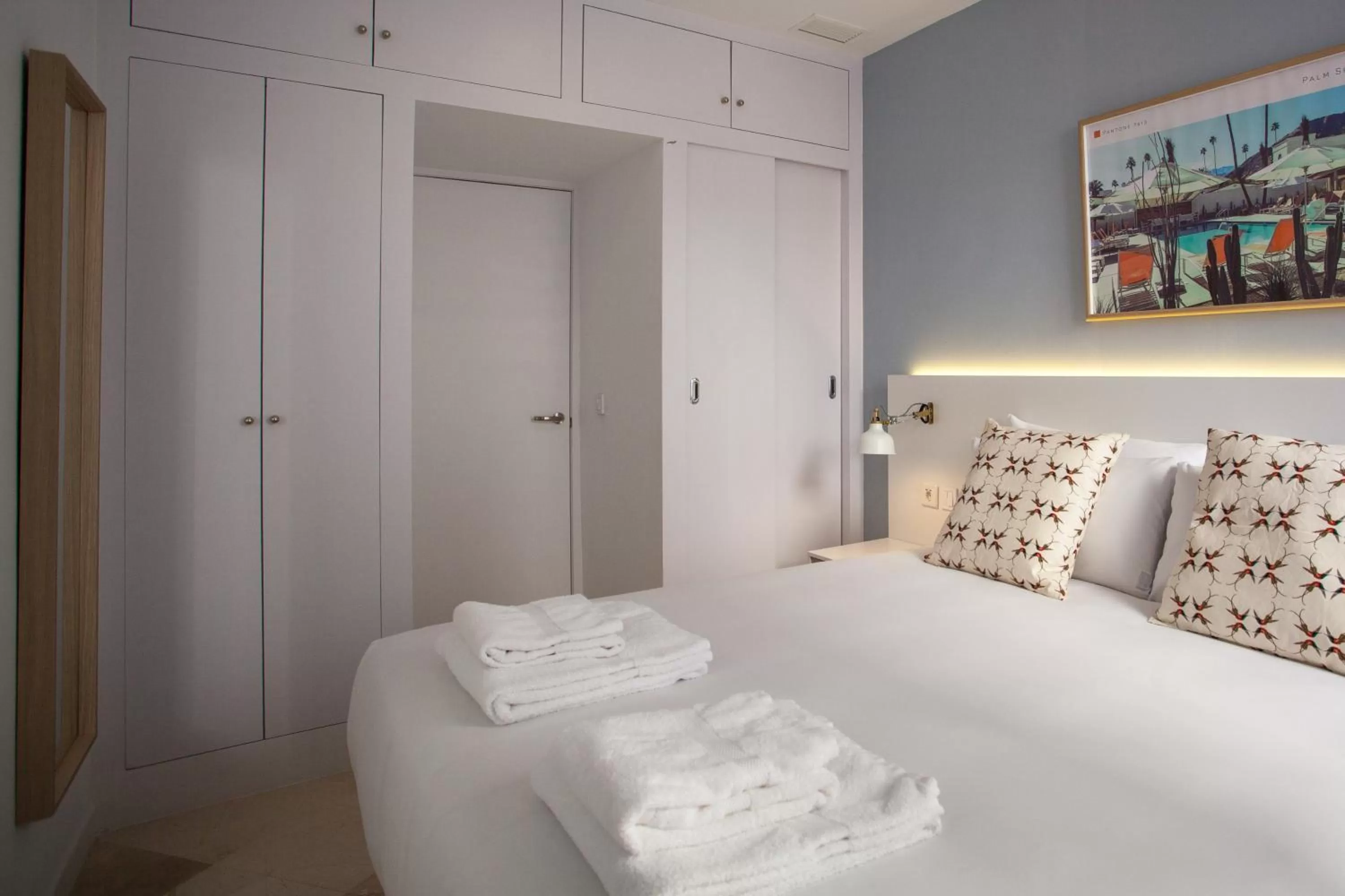 Photo of the whole room, Bed in Gran Central Suites