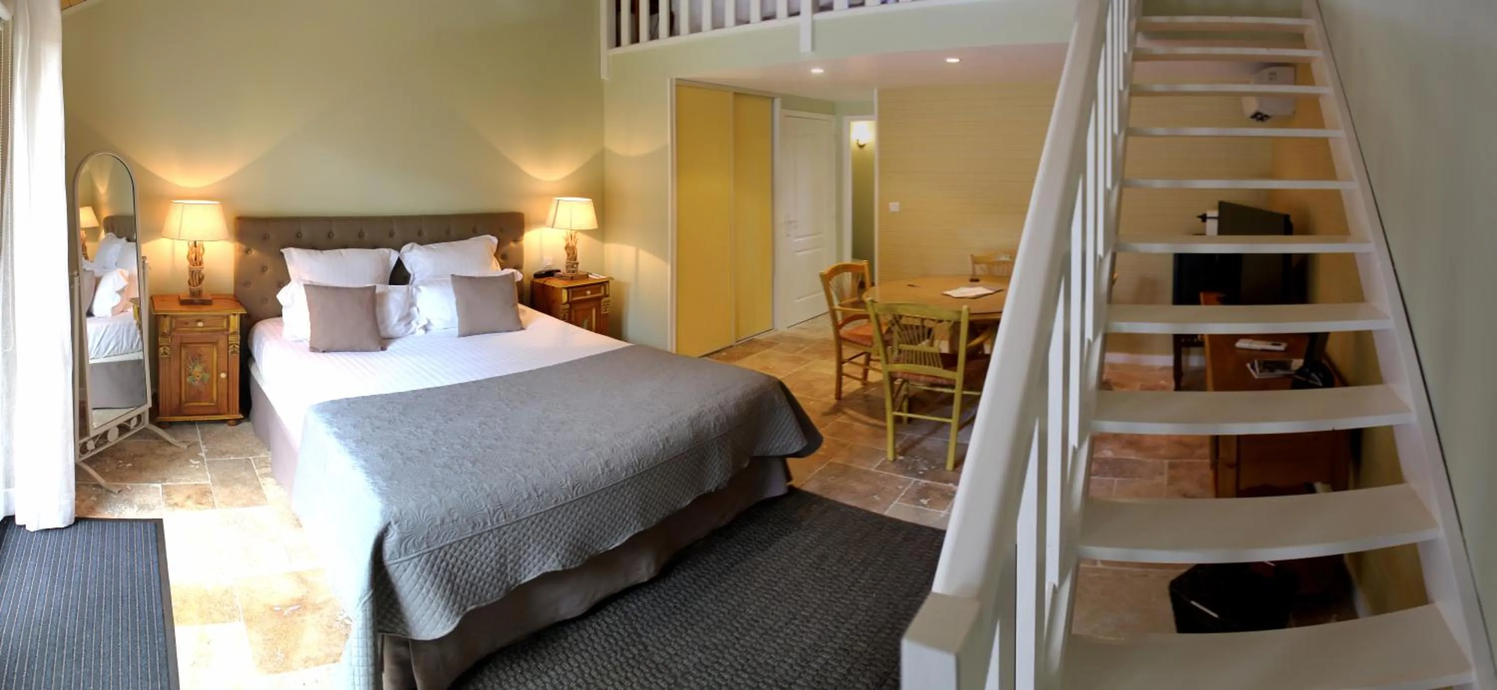 Bedroom, Bed in Hôtel The Originals Résidence de Rohan (EX RELAIS DU SILENCE)