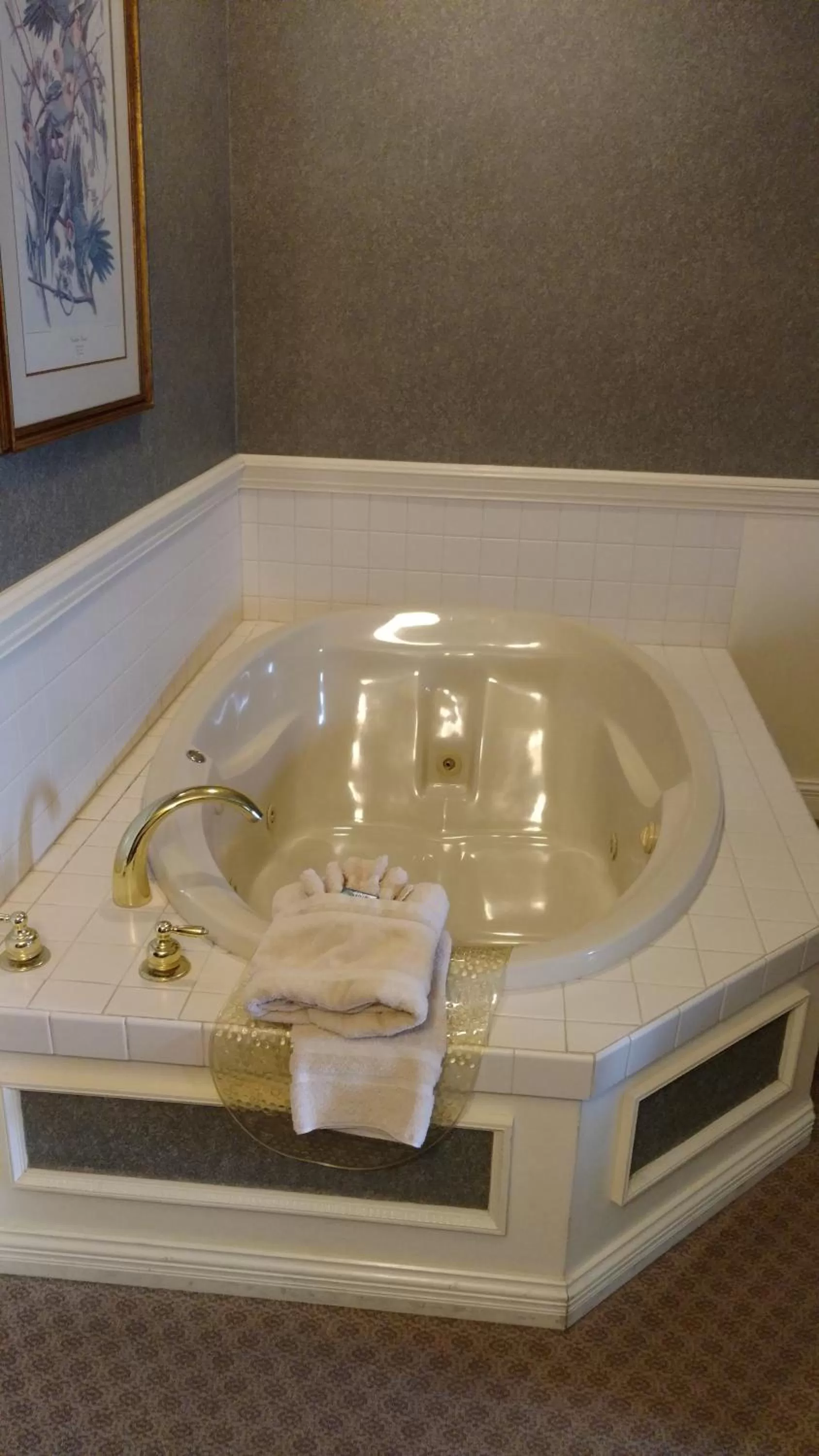 Hot Tub in The Blue Heron Inn