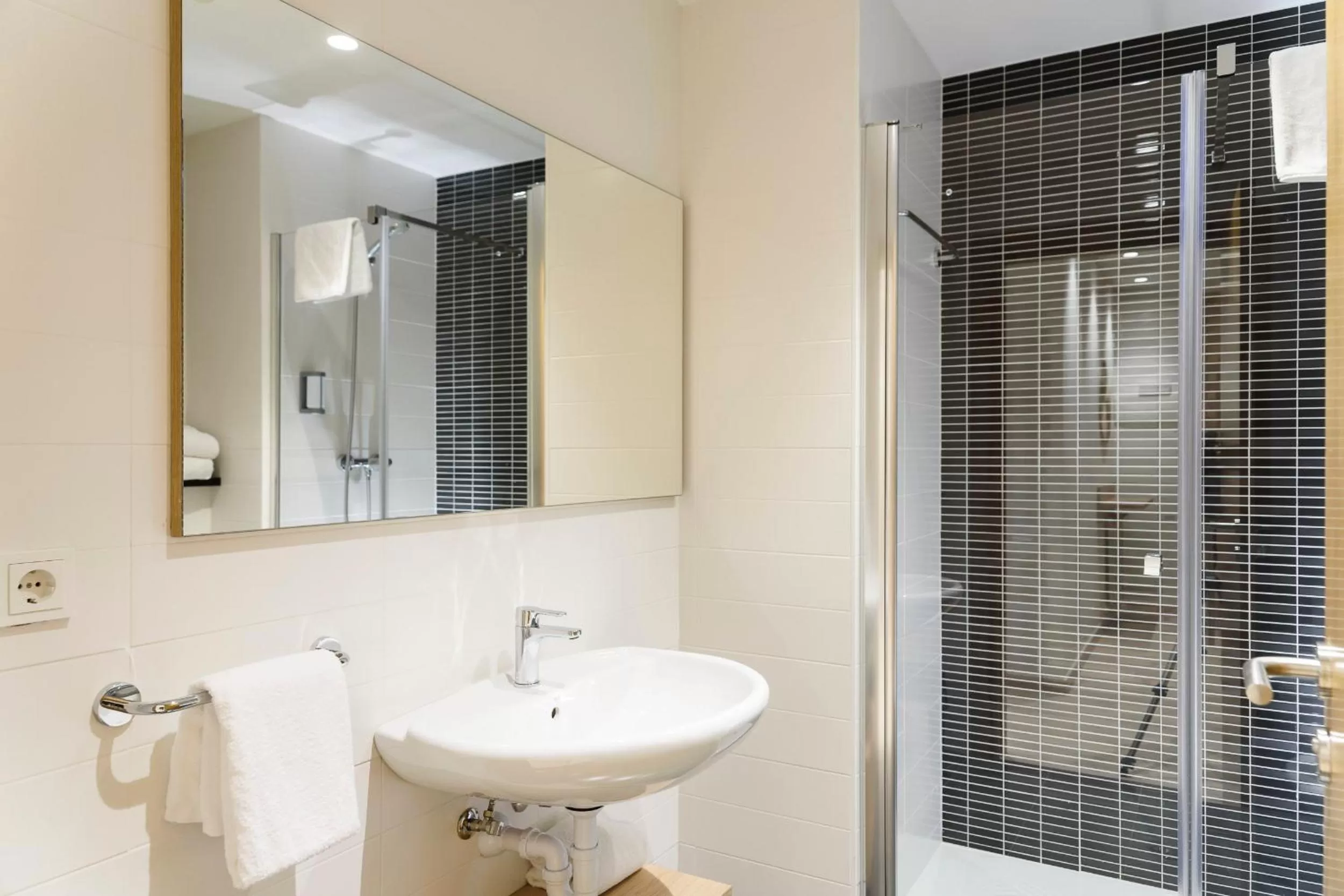 Bathroom in APARTHOTEL SALBURUA