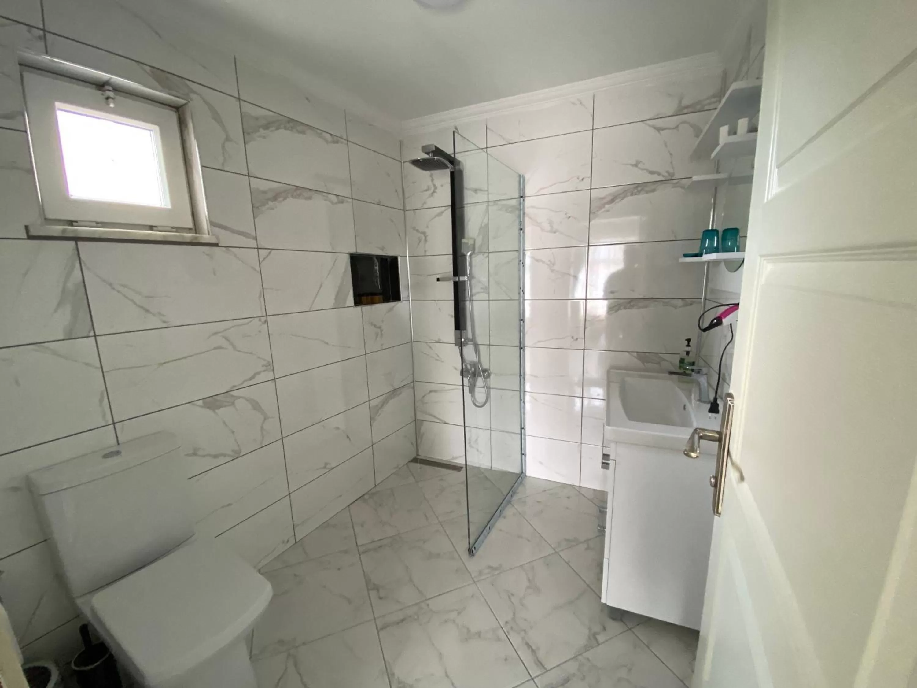 Shower in AMASRA Marina Pansiyon