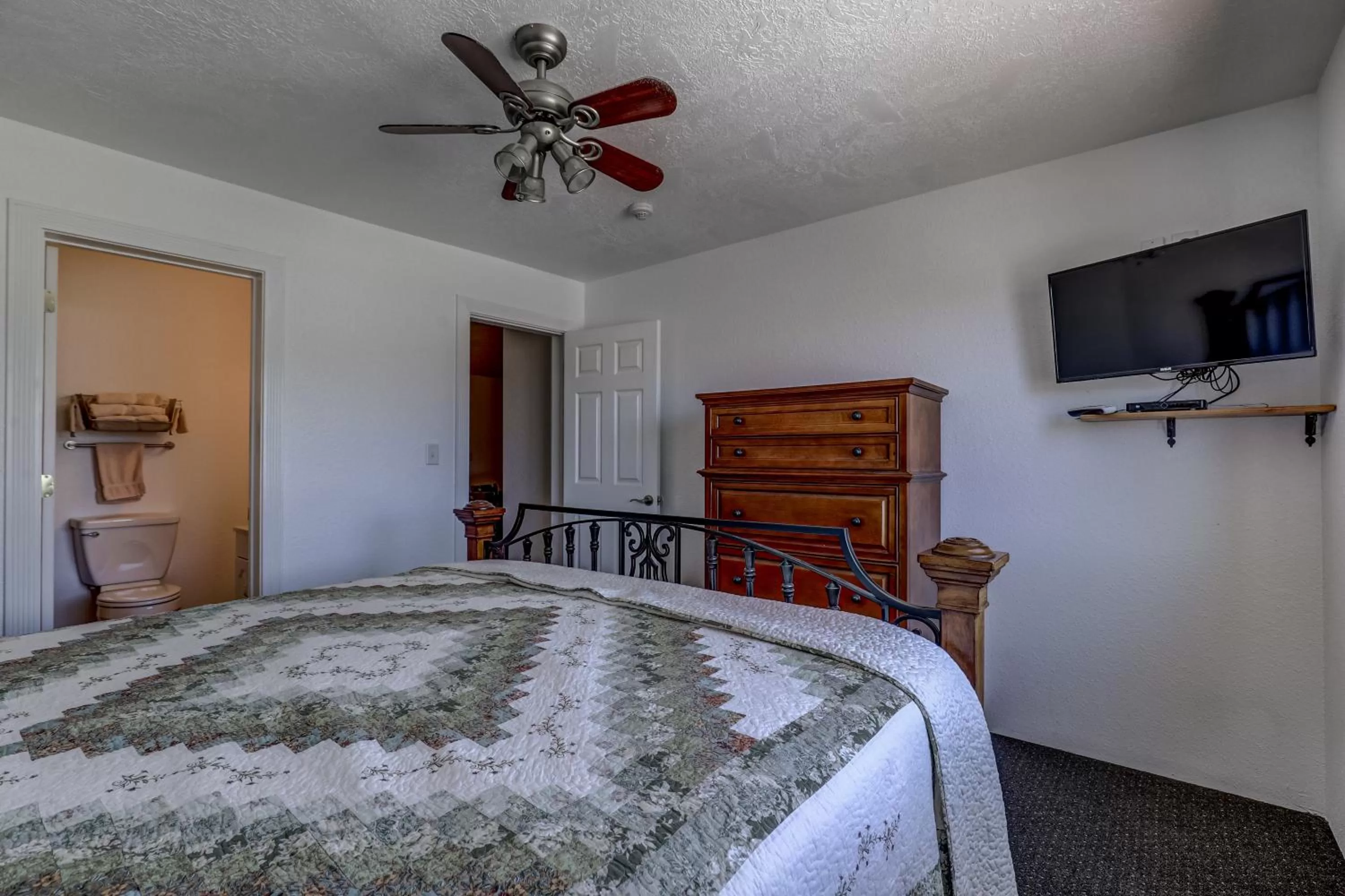 Bed in THE SNUGGLE INN