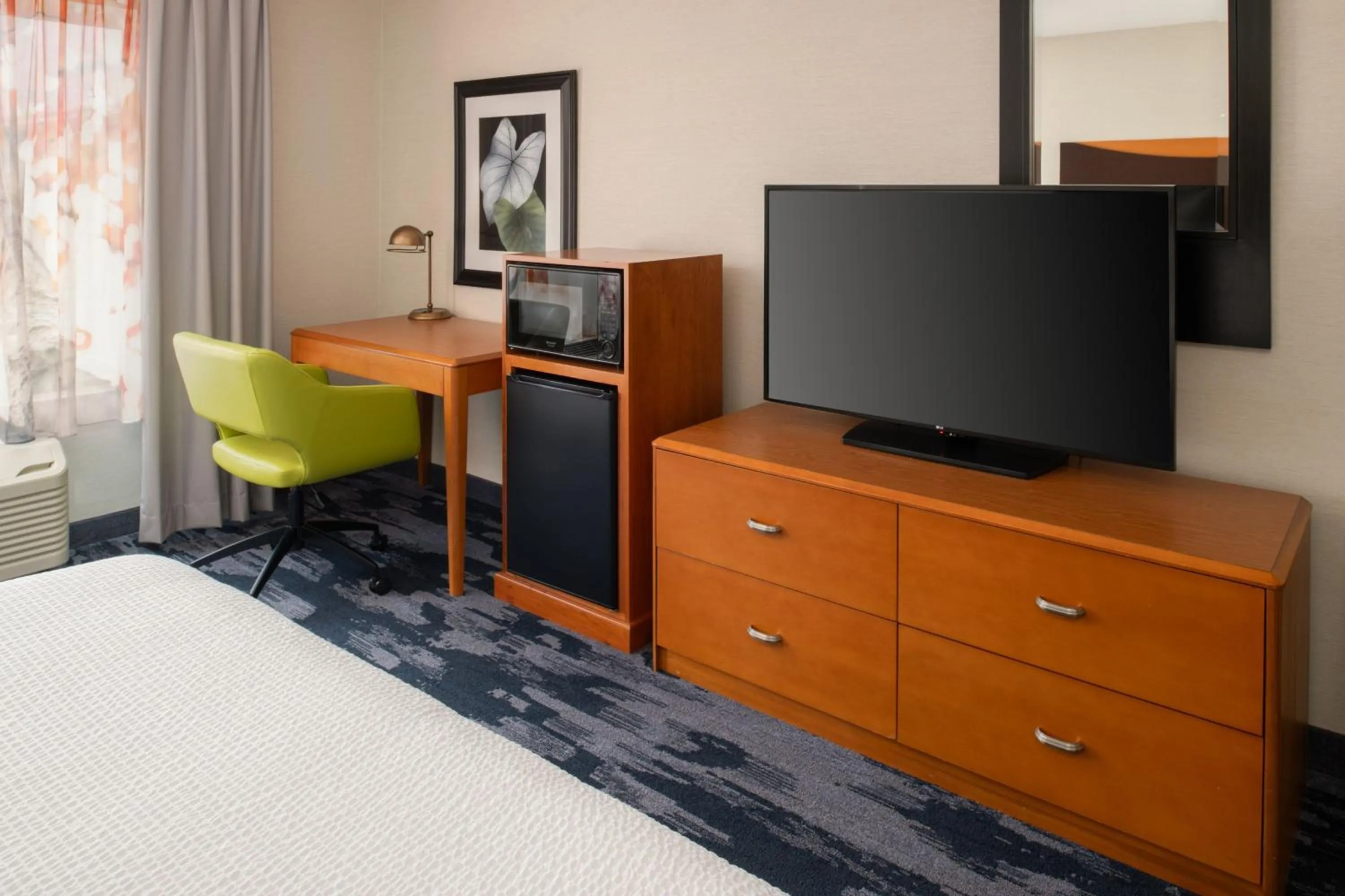 Photo of the whole room, Bed in Fairfield Inn & Suites by Marriott Portland Airport