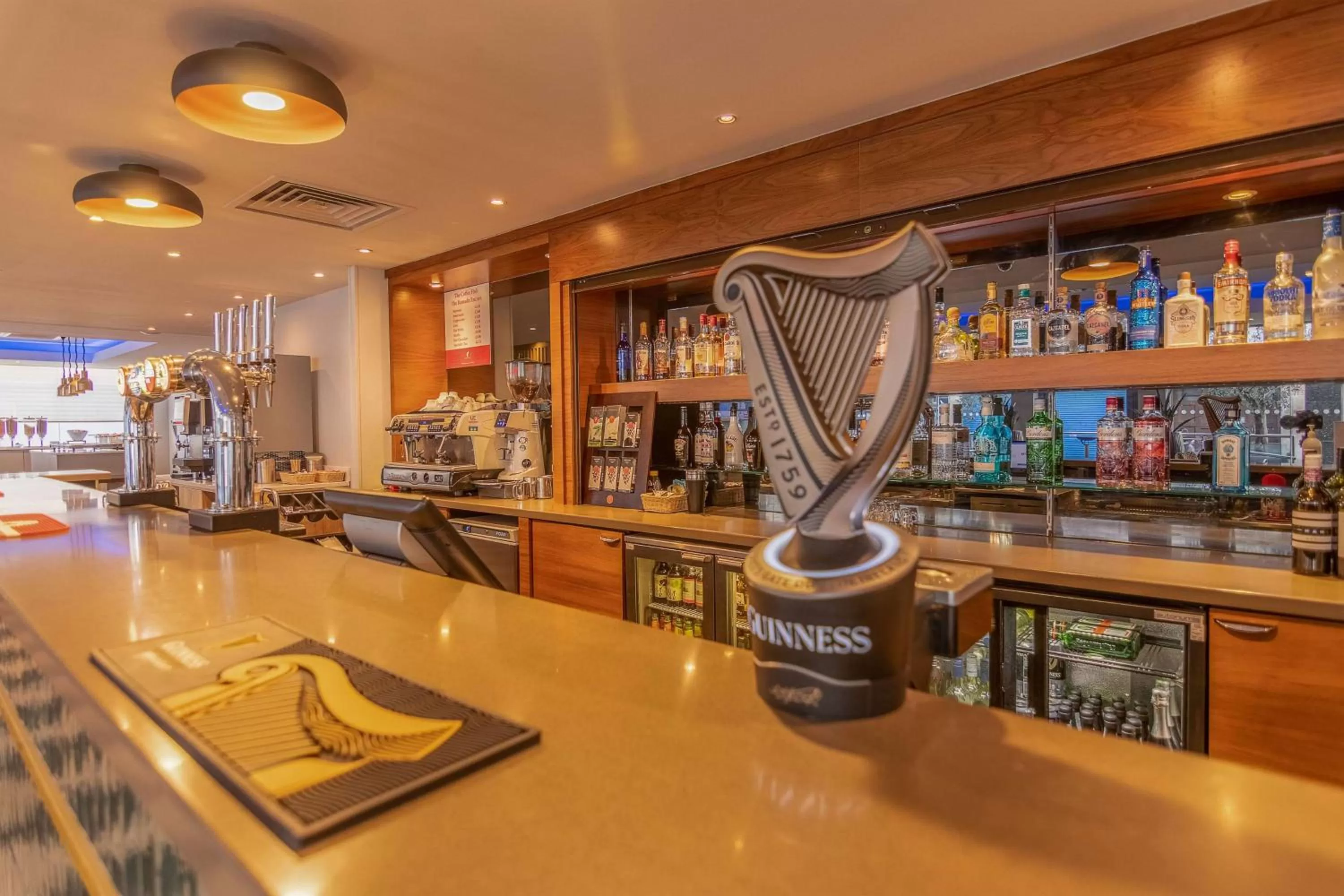 Lounge or bar in Ramada Encore Leicester City Centre