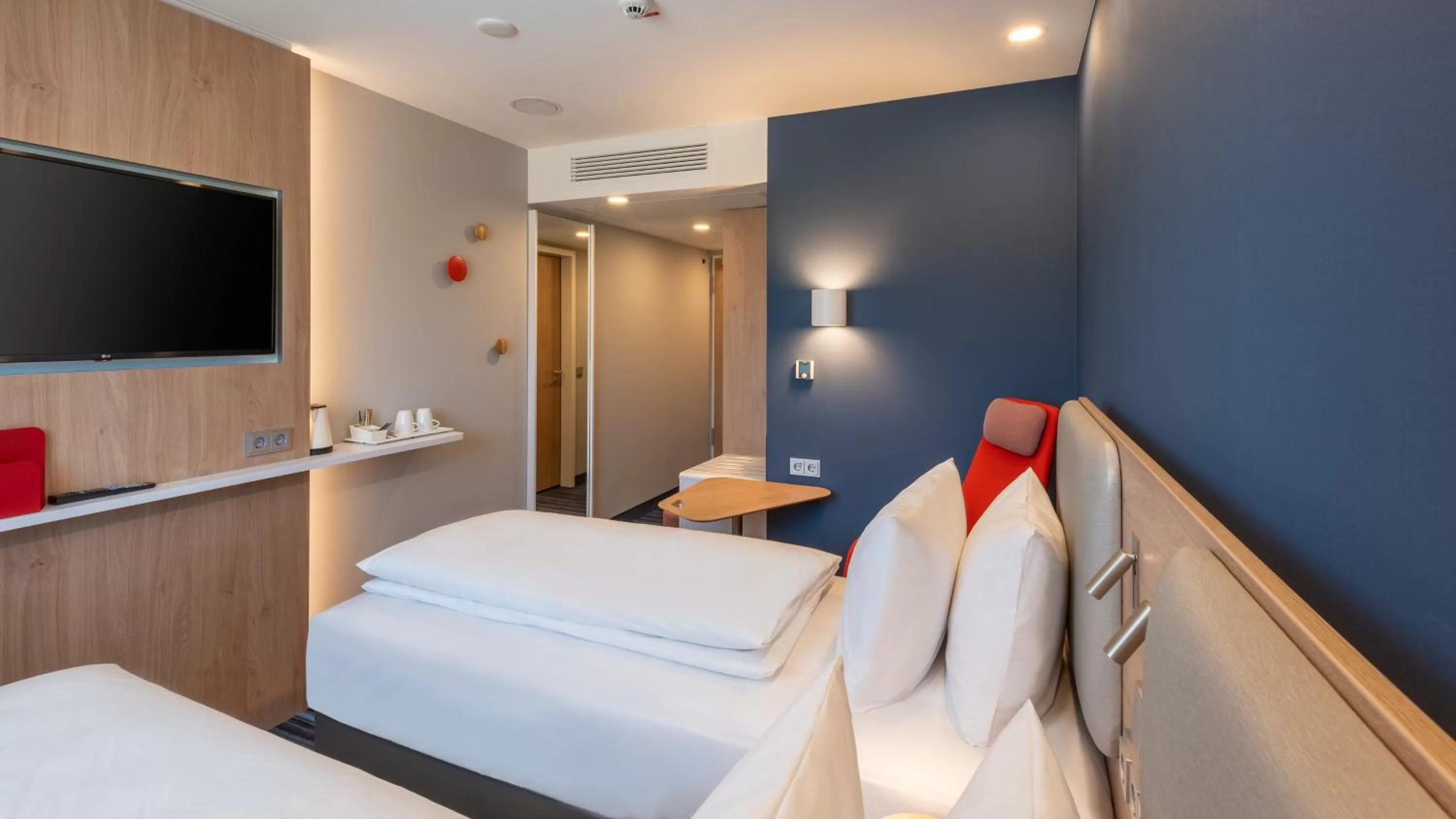 Photo of the whole room, Bed in Holiday Inn Express - Hamburg South A7-AS42 by IHG