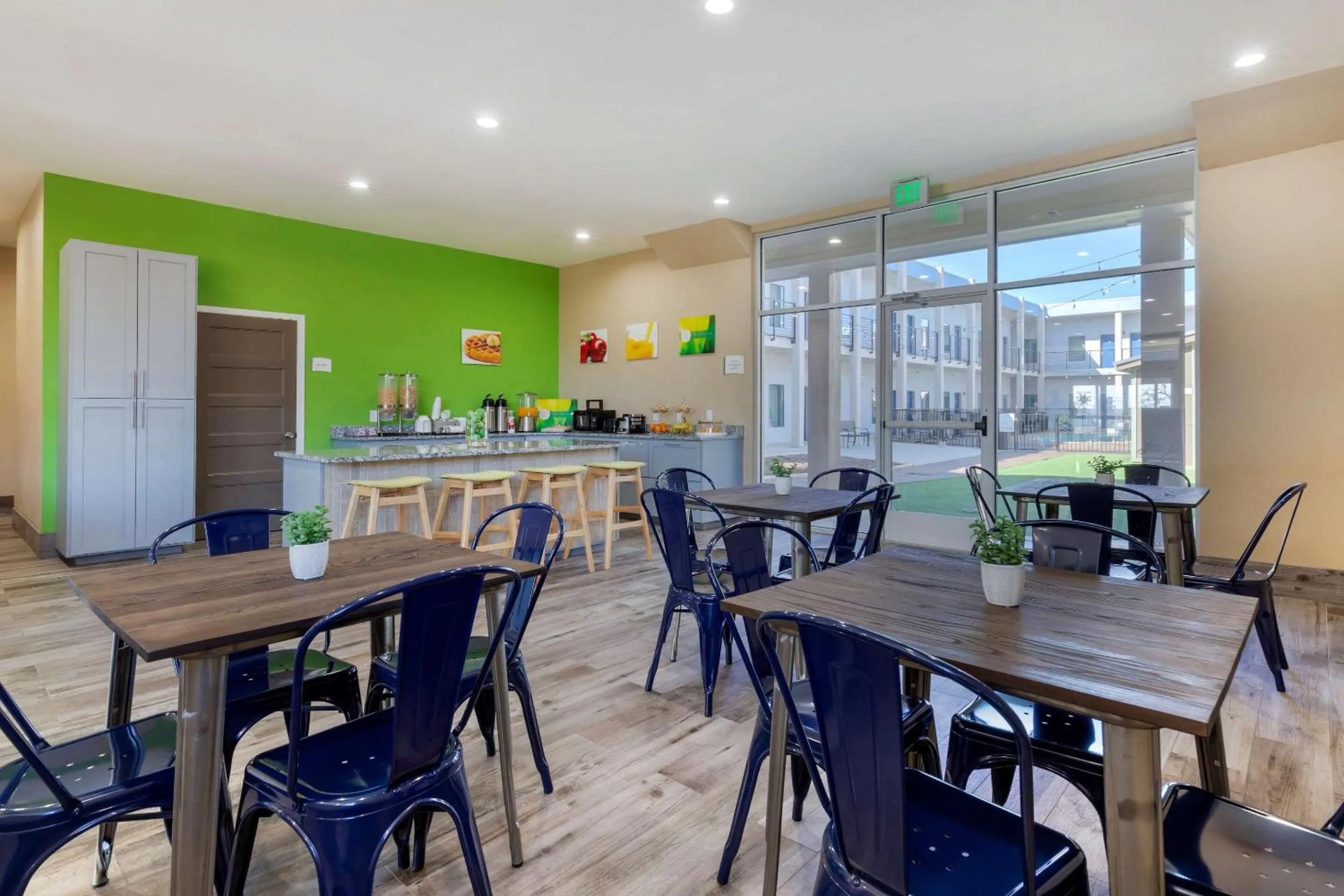 Breakfast, Restaurant/Places to Eat in Quality Inn & Suites Elgin by Choice Hotels