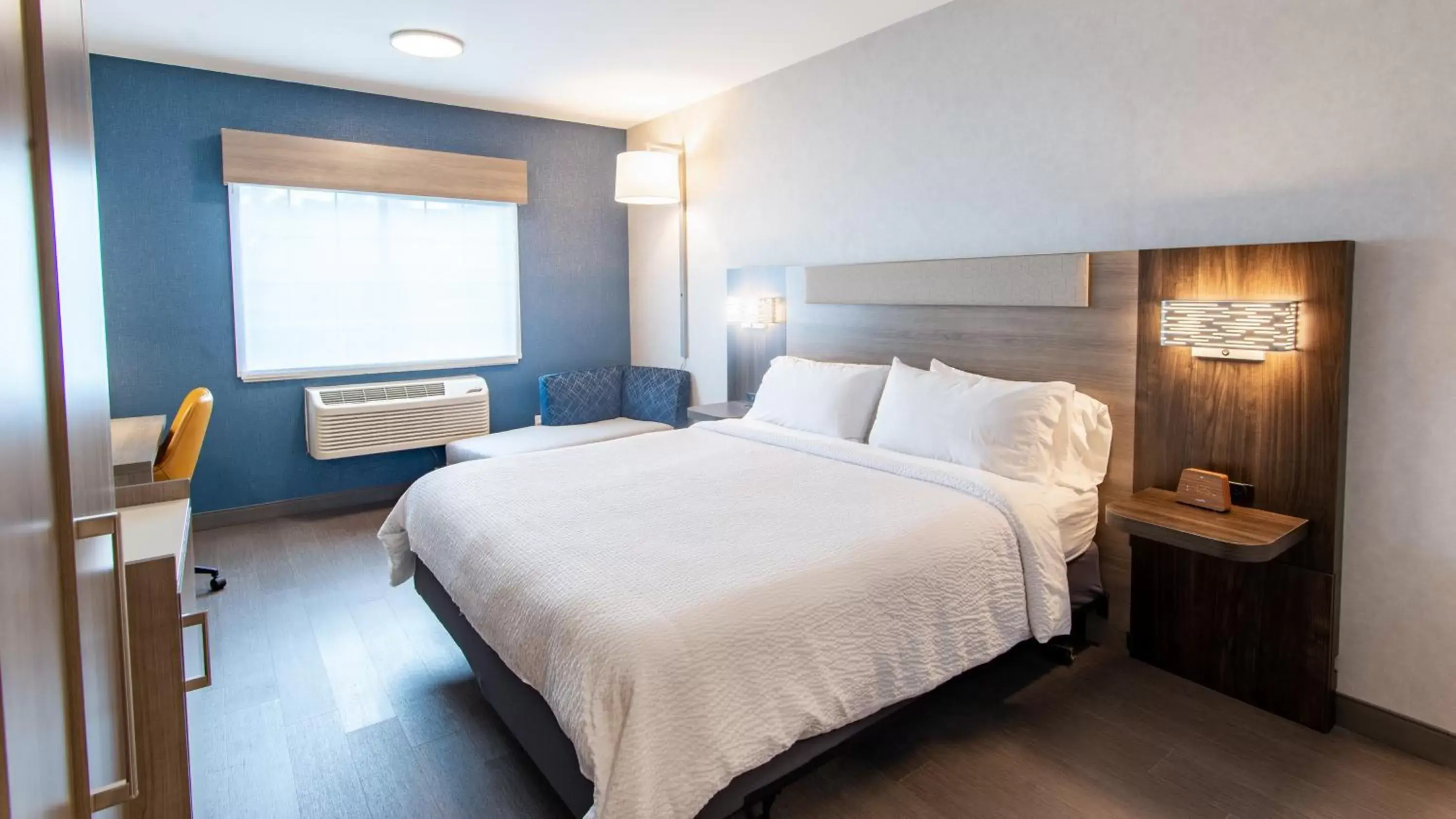 Standard King Room with Accessible Tub - Mobility Access in Holiday Inn Express Oakdale by IHG Standard King Room with Accessible Tub - Mobility Access in Holiday Inn Express Oakdale by IHG