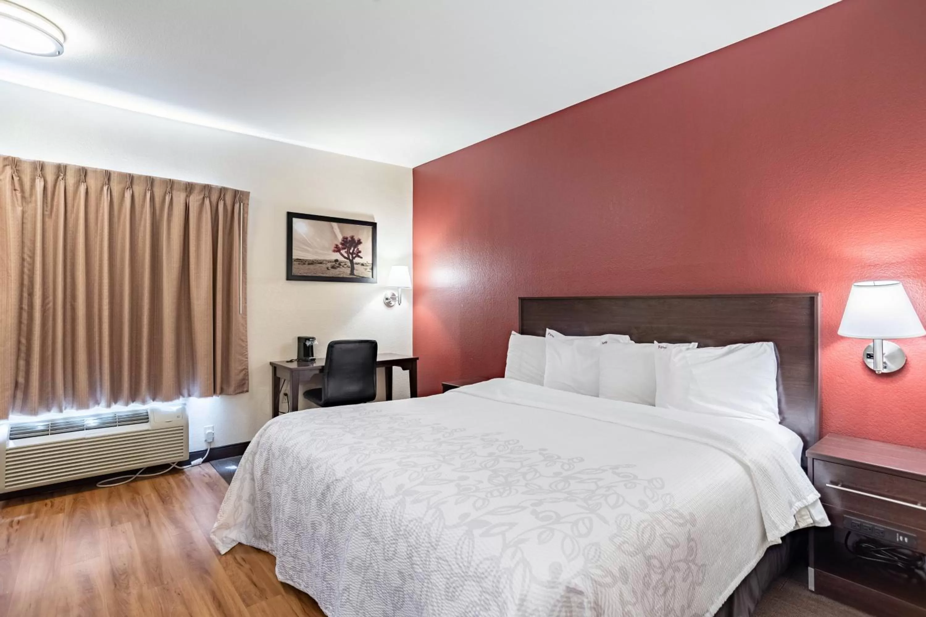 Photo of the whole room, Bed in Red Roof Inn PLUS + Phoenix West