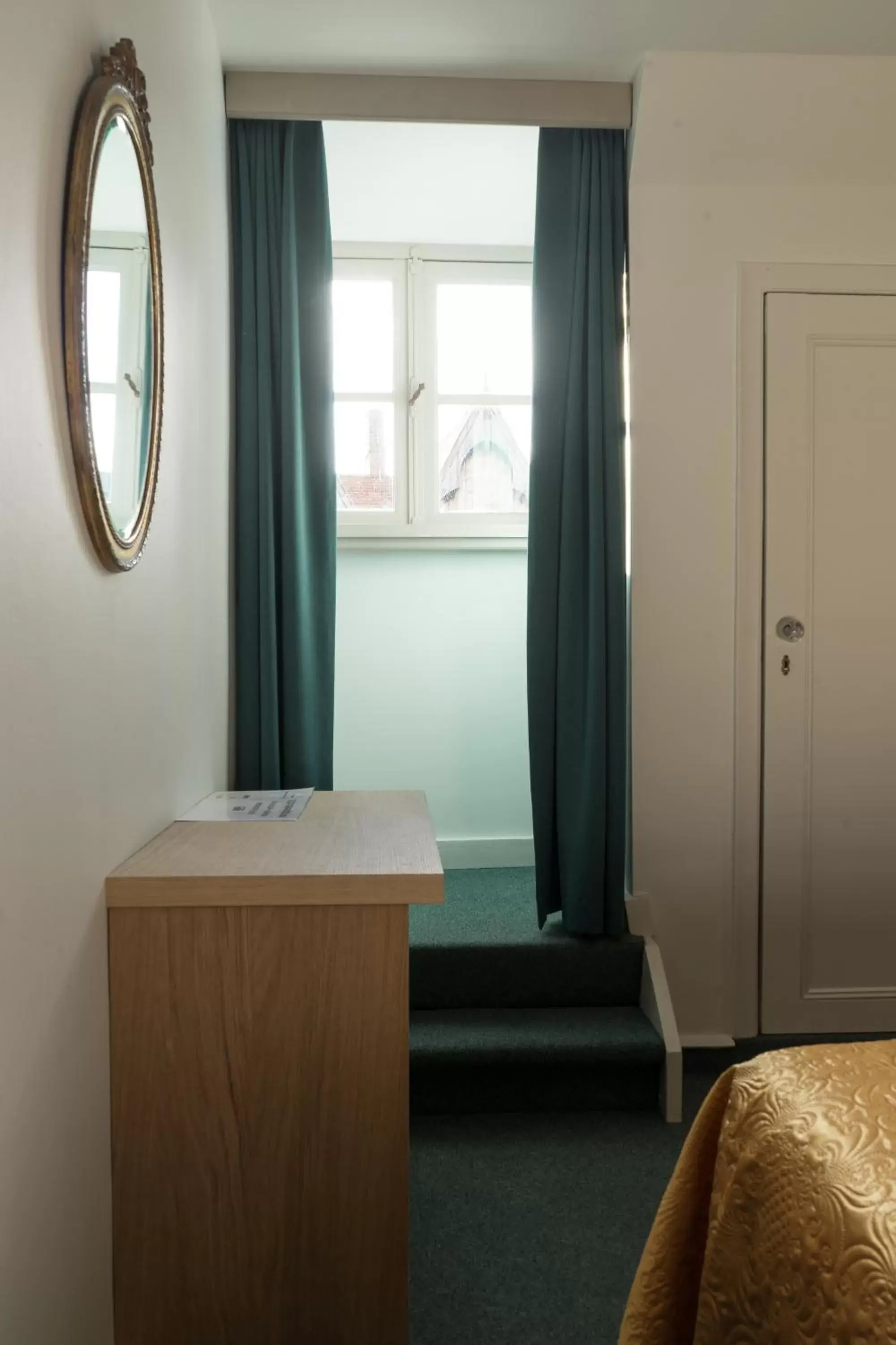 Standard Twin Room in Hotel Duc De Bourgogne Standard Twin Room in Hotel Duc De Bourgogne