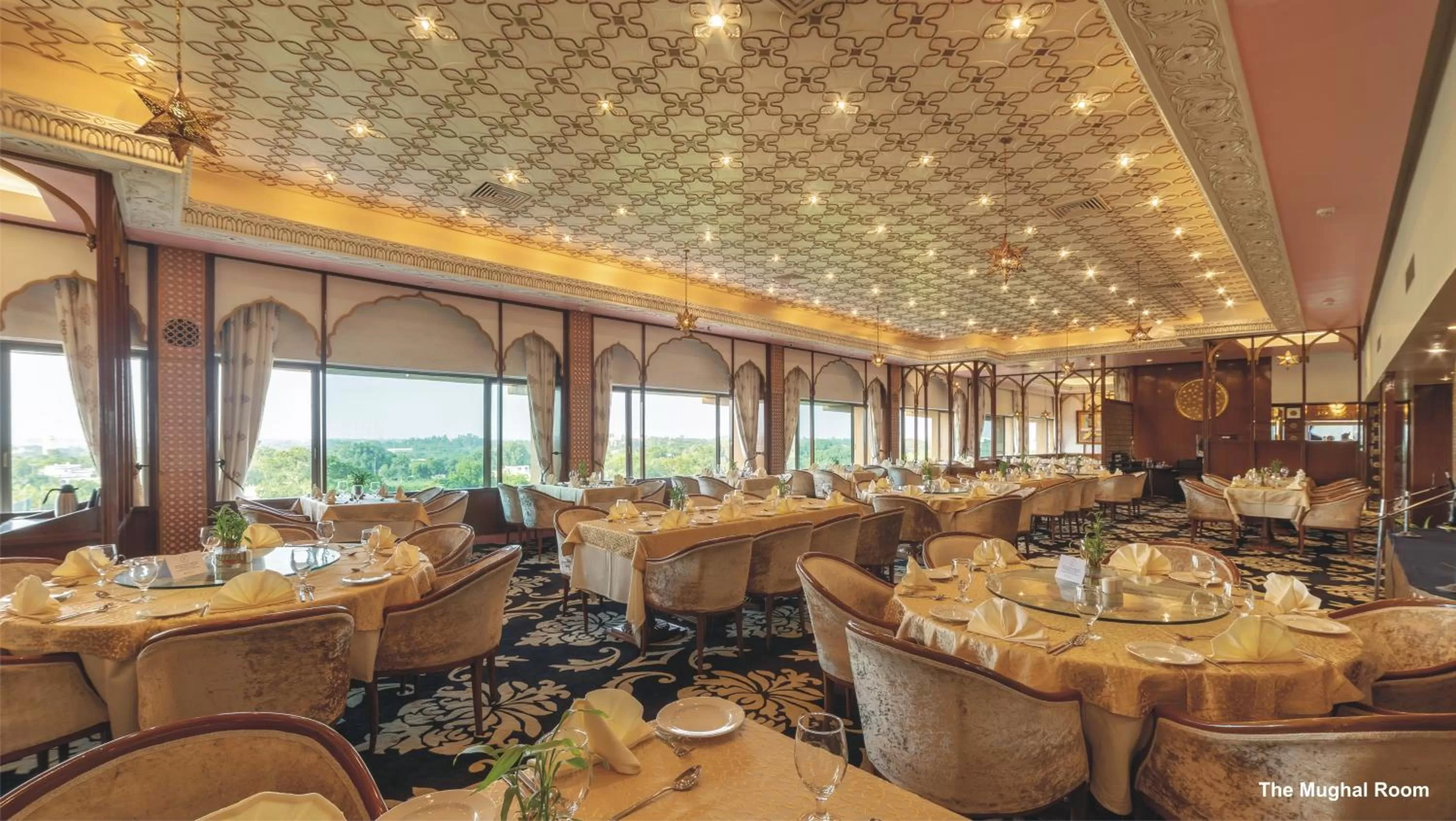 Restaurant/places to eat in Hotel Clarks Shiraz