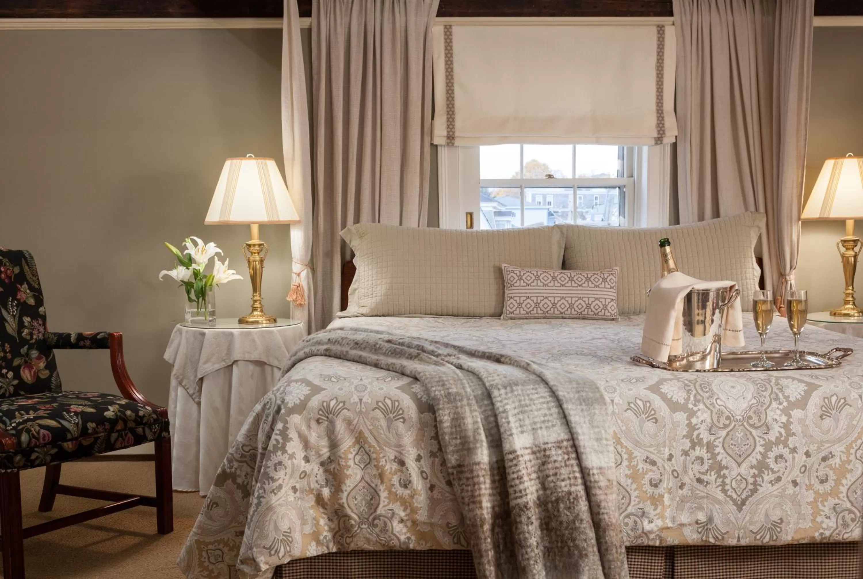 Photo of the whole room, Bed in Harbor Light Inn