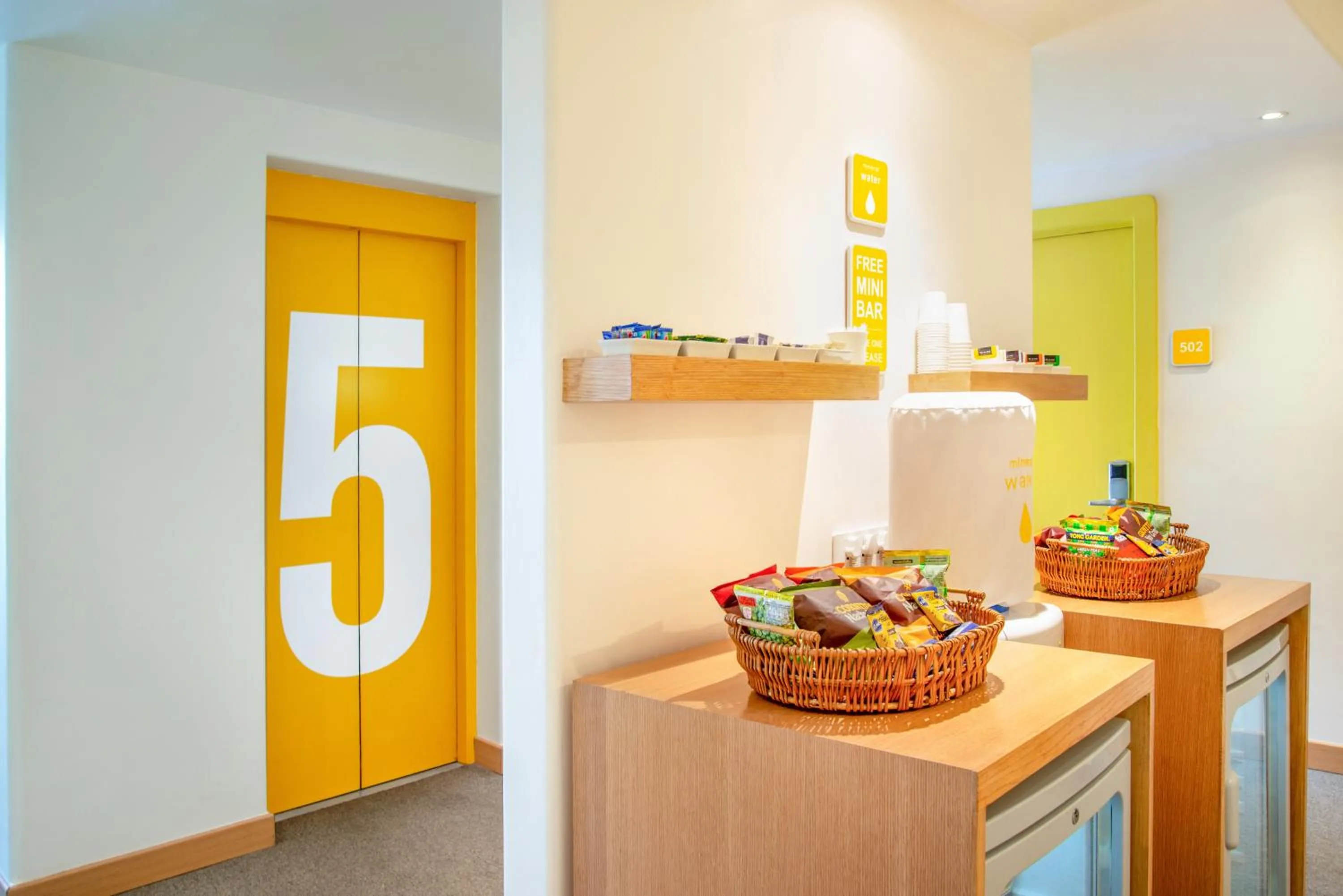 Lounge or bar in bloomrooms @ Janpath