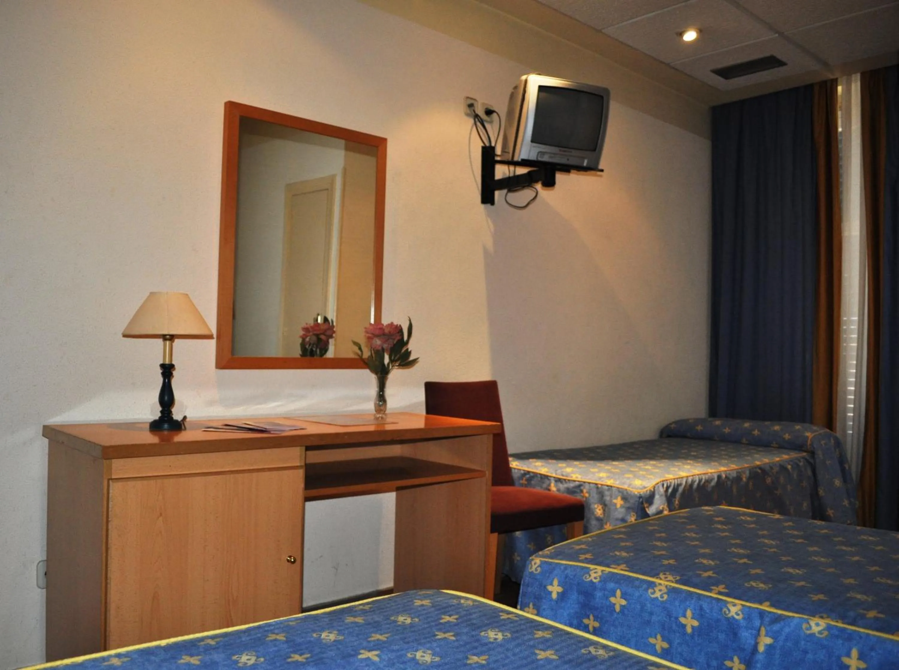 Photo of the whole room, Bed in Hotel España