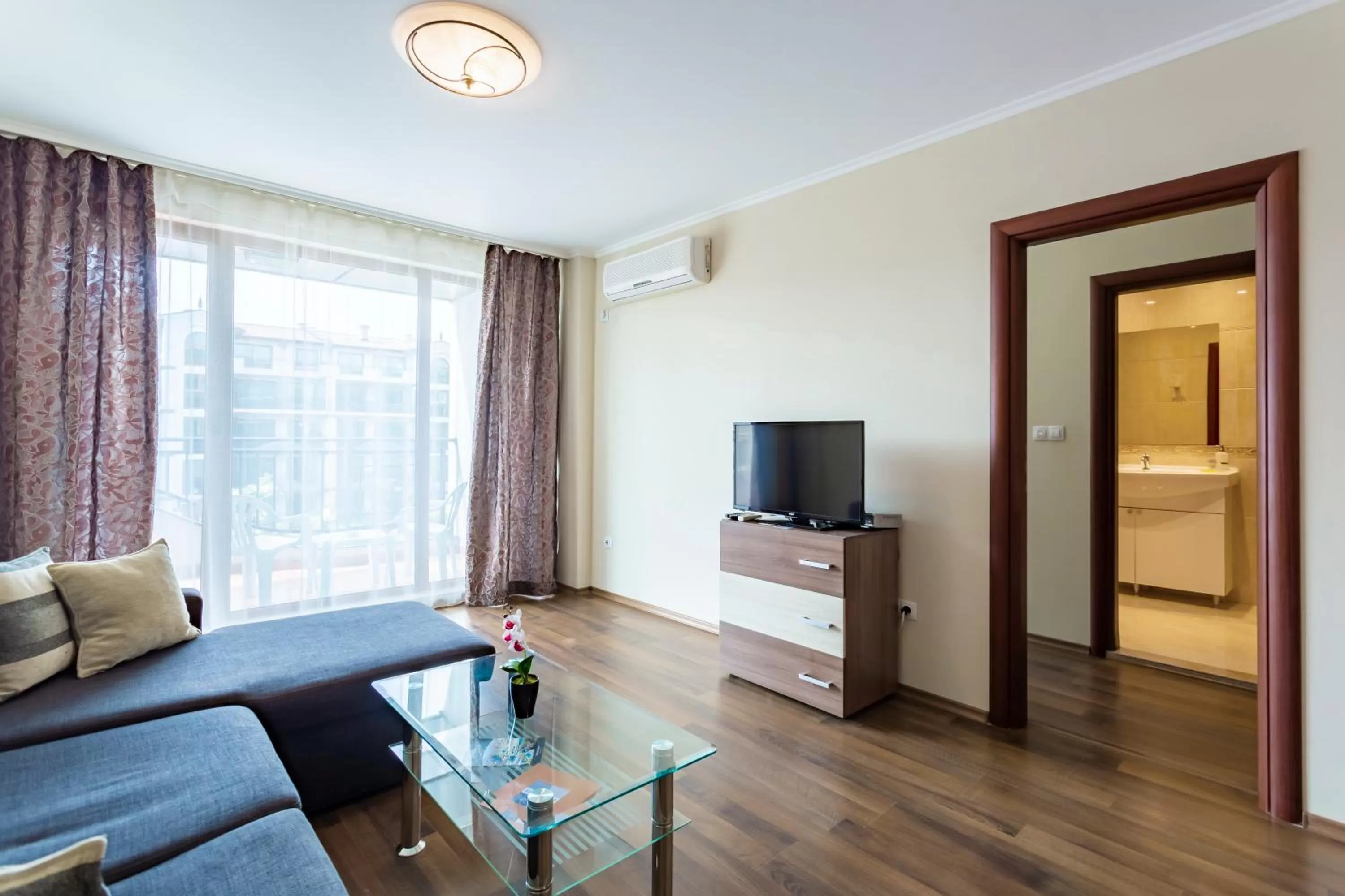 TV and multimedia, Seating Area in Rose Gardens Apart Hotel