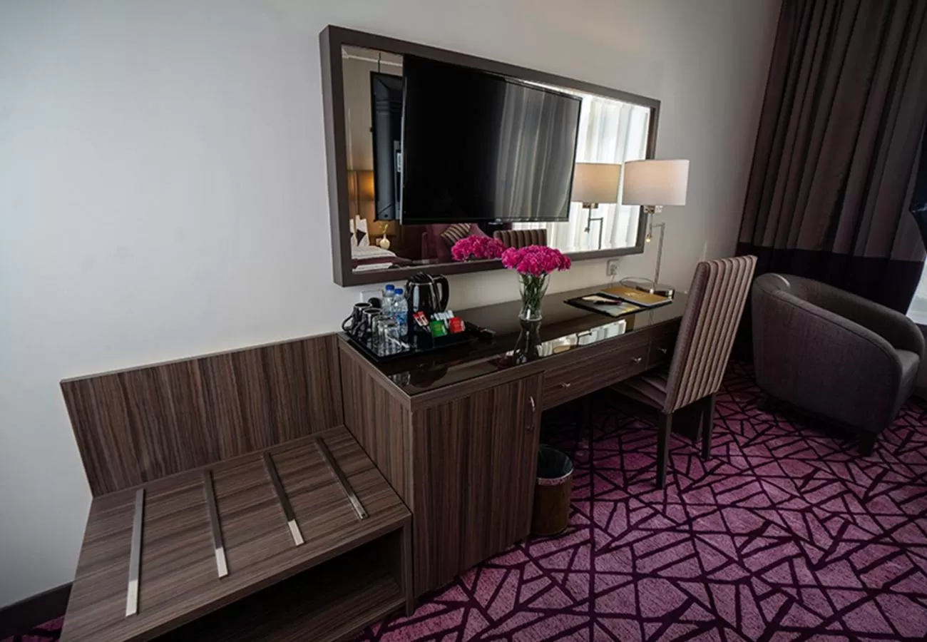 TV and multimedia in Aquila Al Hamra Hotel