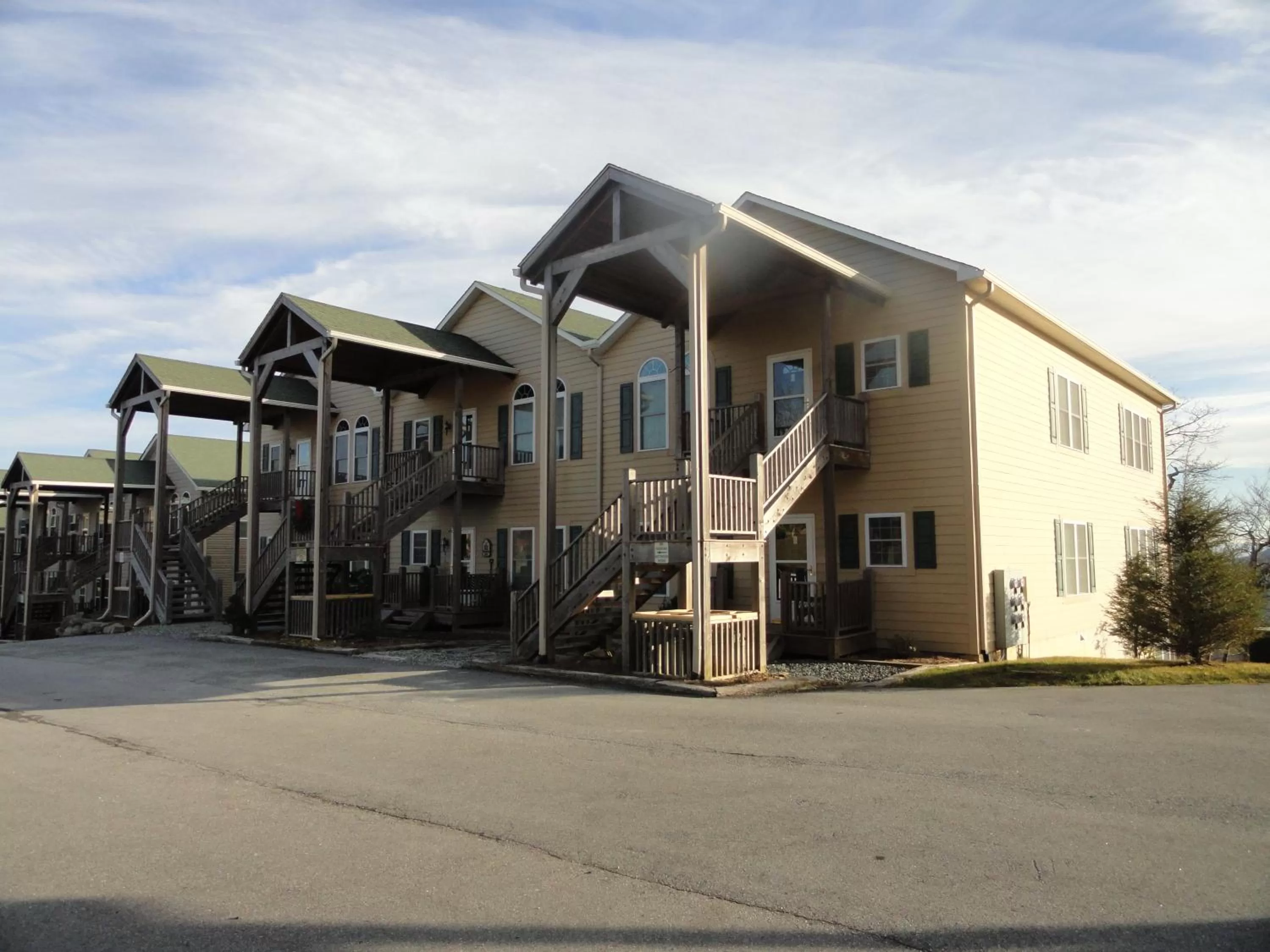 Property building in Klonteska Condominiums By VCI Real Estate Services