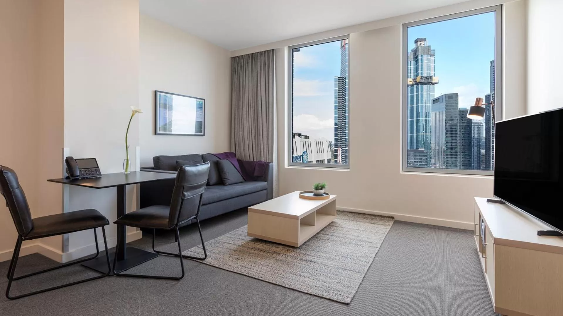 TV and multimedia in Oaks Melbourne on Market Hotel